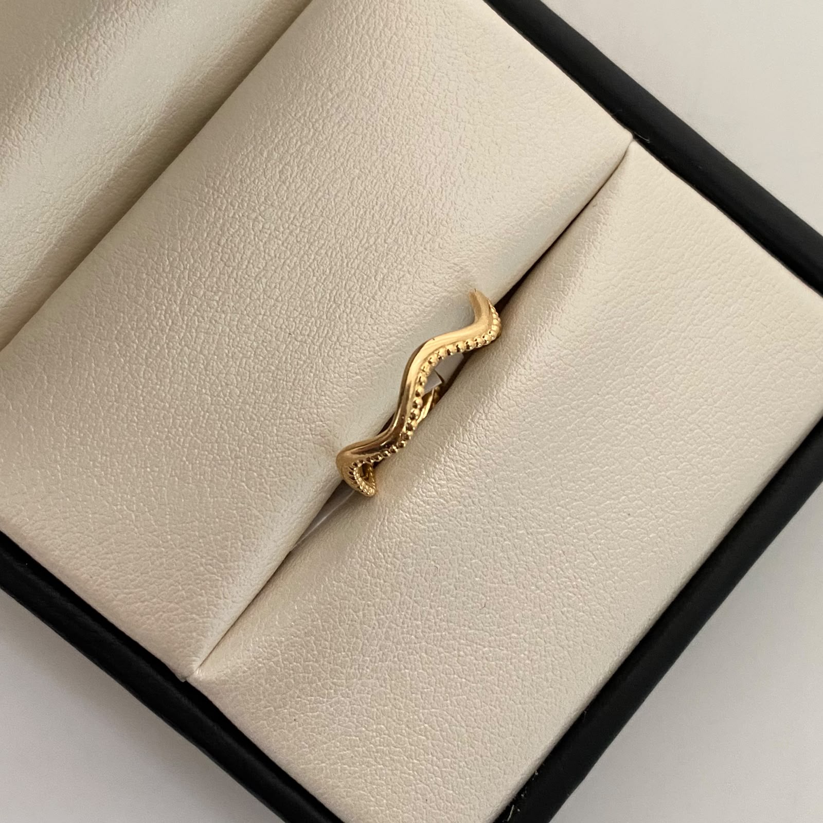 Anillo Ondas Oro amarillo 18k / Talla 7 1/2 / 1,6 Gr / 2 mm