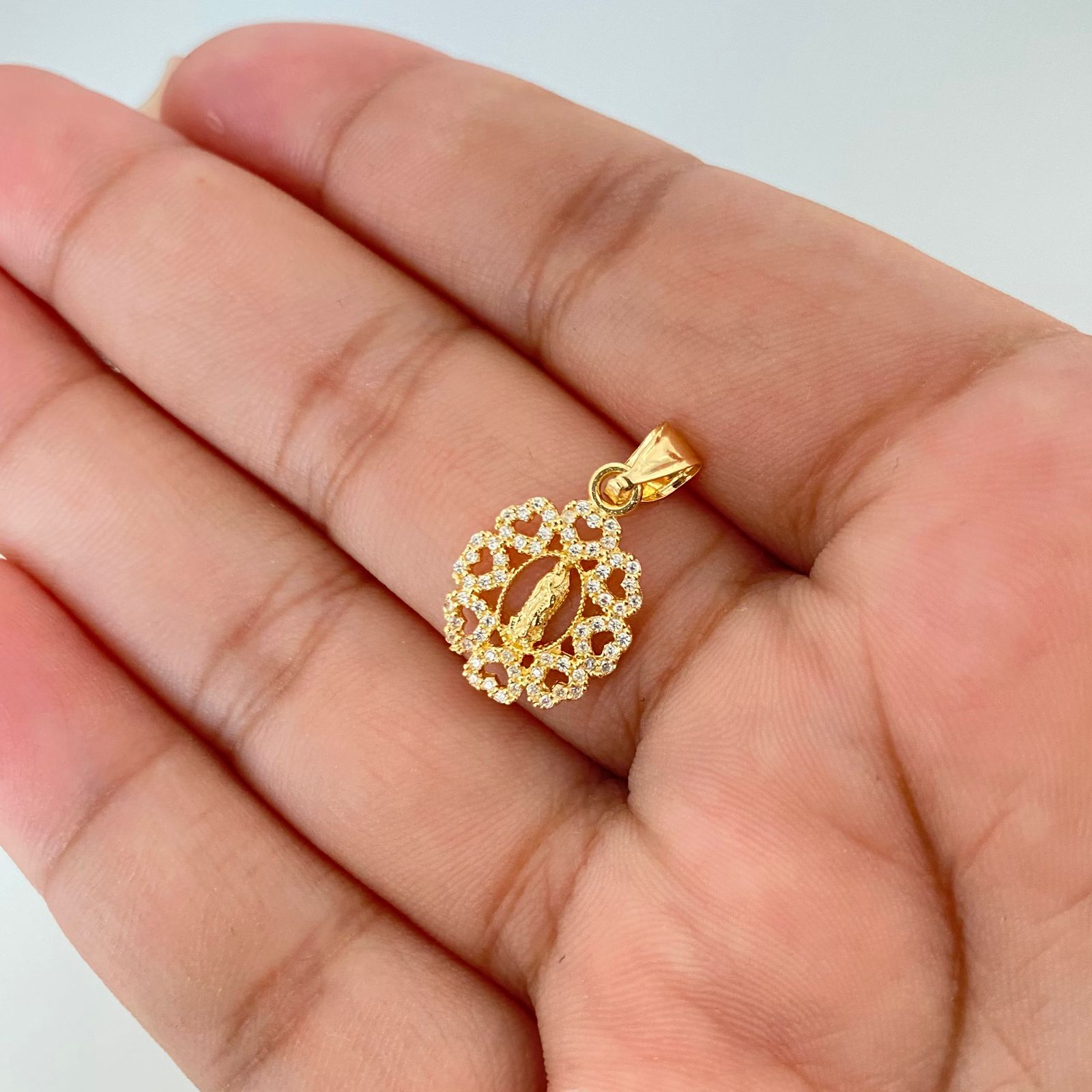 Dije silueta guadalupe borde corazones circones blancos Oro amarillo 18k 1,20 Gr / 2,0 Cm