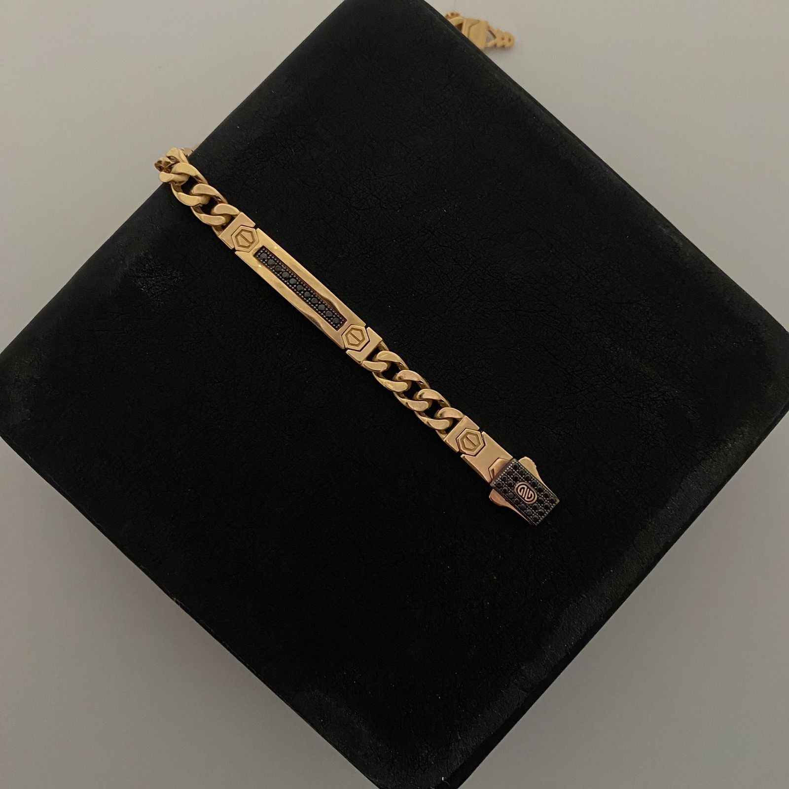 Pulso It cubano con placa y circones negros  Oro amarillo 18k +1 / 19 Gr / 5,8 mm / 21,5 Cm