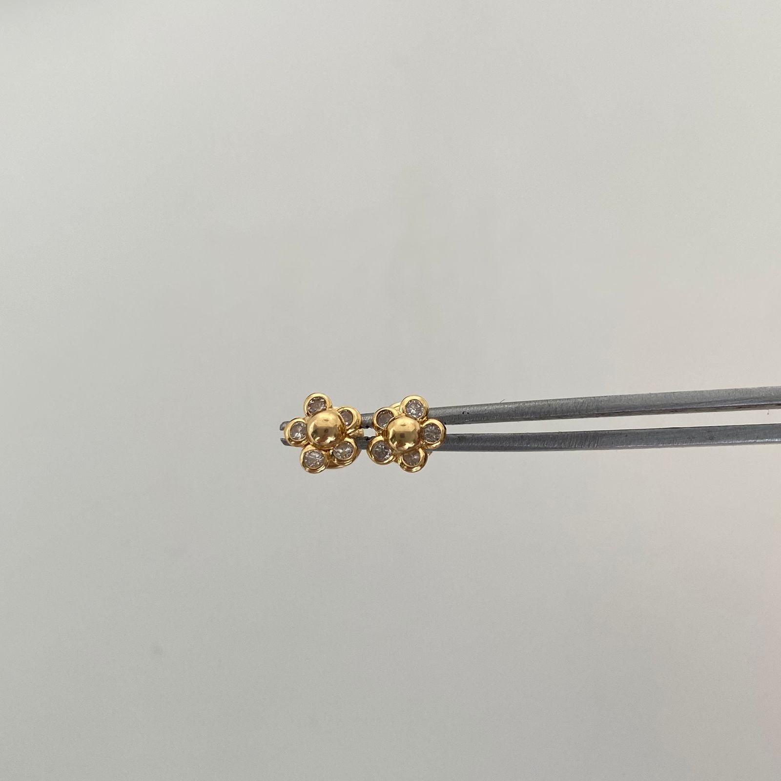 Topos Tipo Flor Circones Blancos Oro amarillo 18k 0,85 Gr / 6,2 mm
