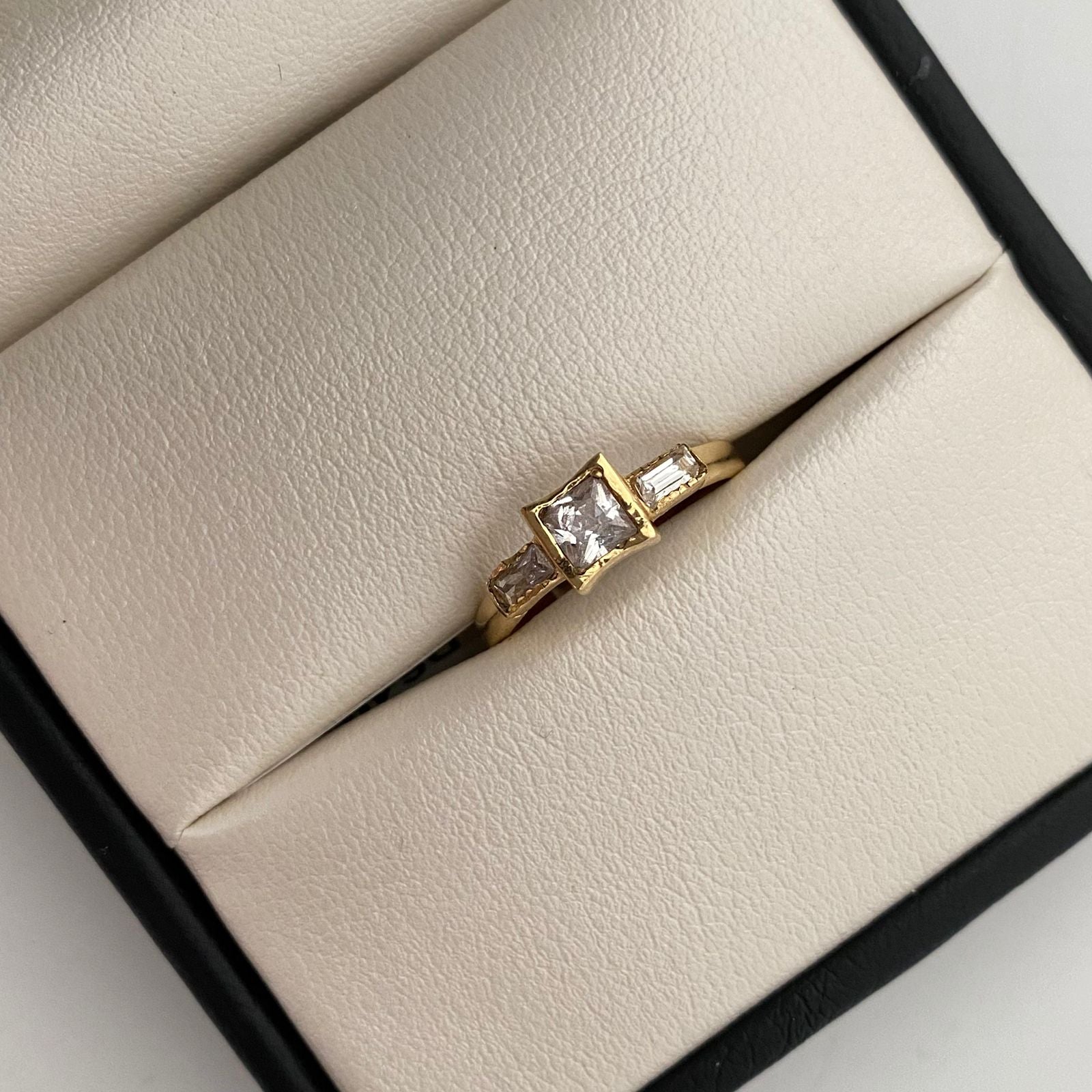 Anillo solitario triple circon blanco  / Talla 6 3/4 / 2,35 Gr / 5,78 mm
