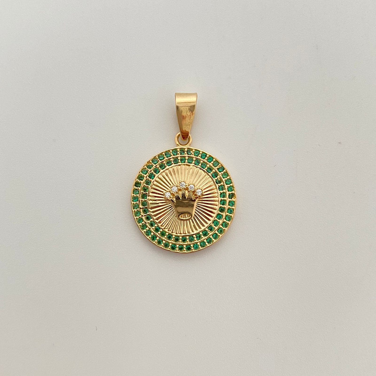 Dije corona rx con circones verdes Oro amarillo 18k 3,3 Gr / 18,29 mm / 2,5 Cm
