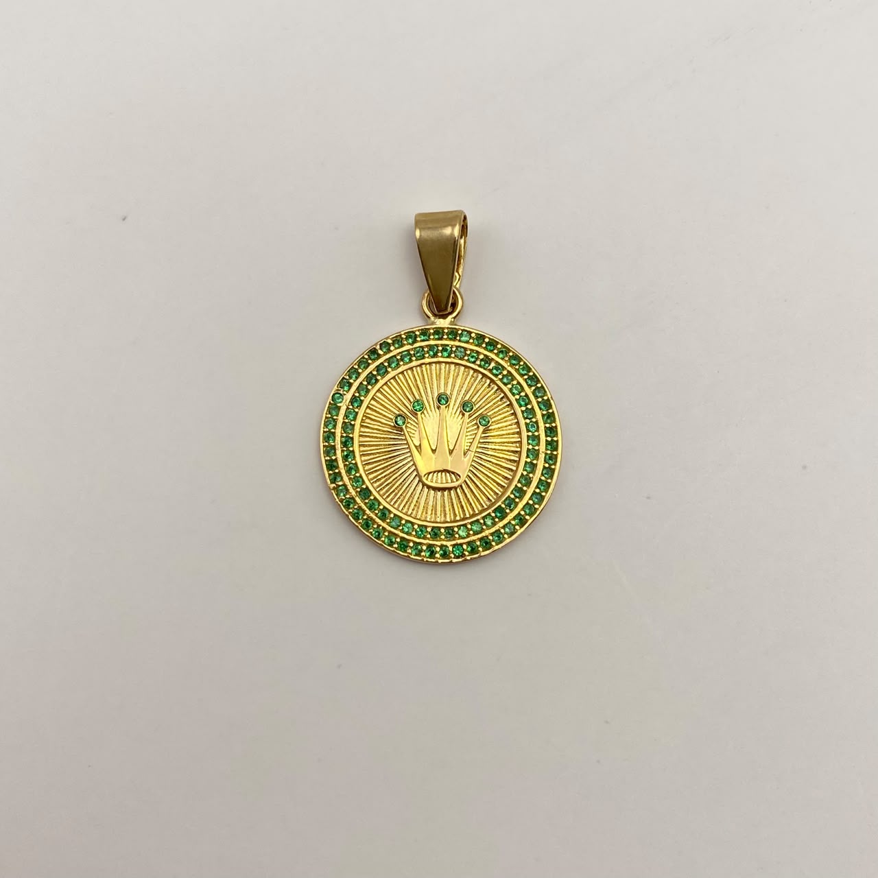 Dije Corona rx circones verdes Oro amarillo 18k 5,25 Gr / 22,3 mm / 3,3 Cm