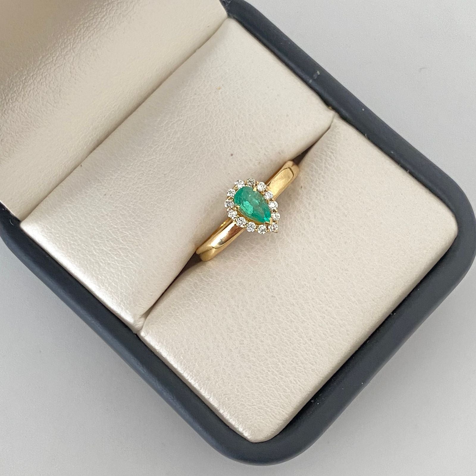 Anillo solitario en gota con esmeralda y diamantes  Oro amarillo 18k / Talla 6 1/4 / 2,45 Gr