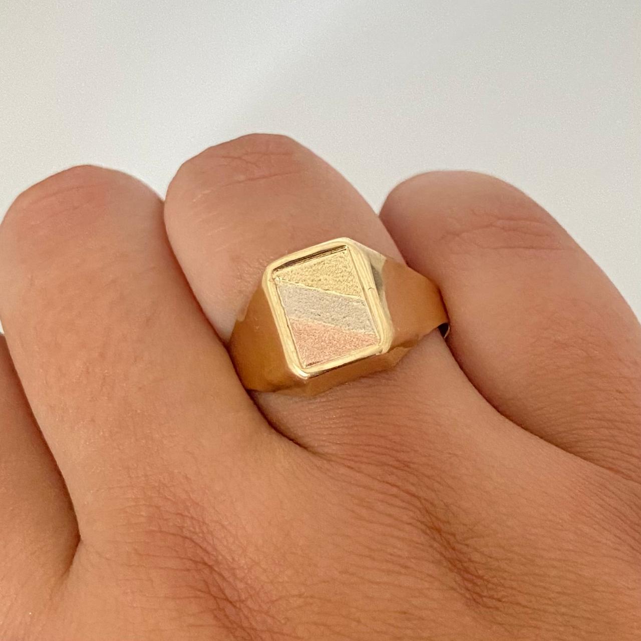 Anillo centro grabado Tres oros 18k / Talla 12 1/4 / 3,5 Gr