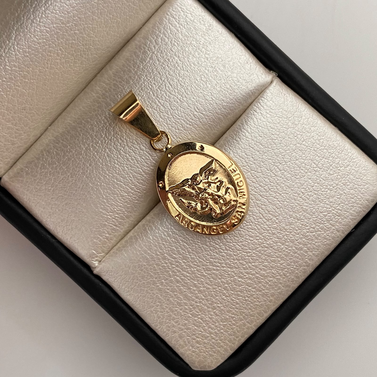 Dije San Miguel Arcangel  Oro amarillo 18k 1,25 Gr / 1,3 mm / 3,5 Cm