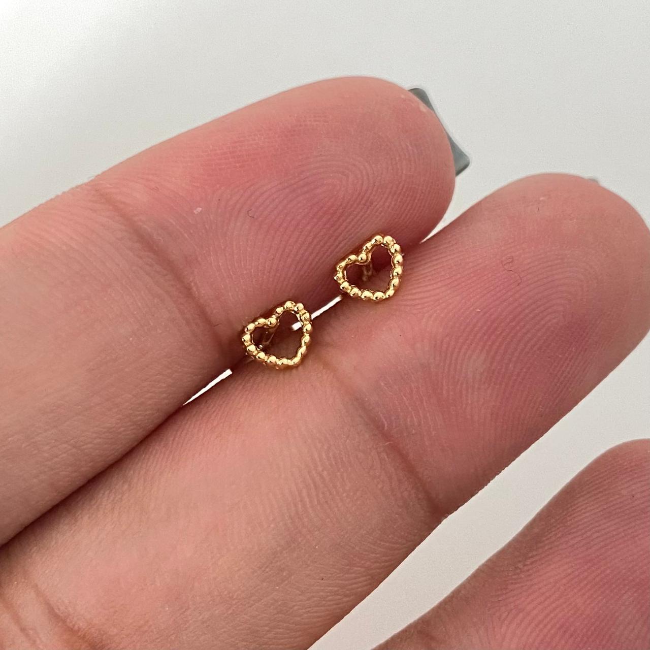 Topos silueta corazon punteado Oro amarillo 18k 0,60 Gr / 5,0 mm