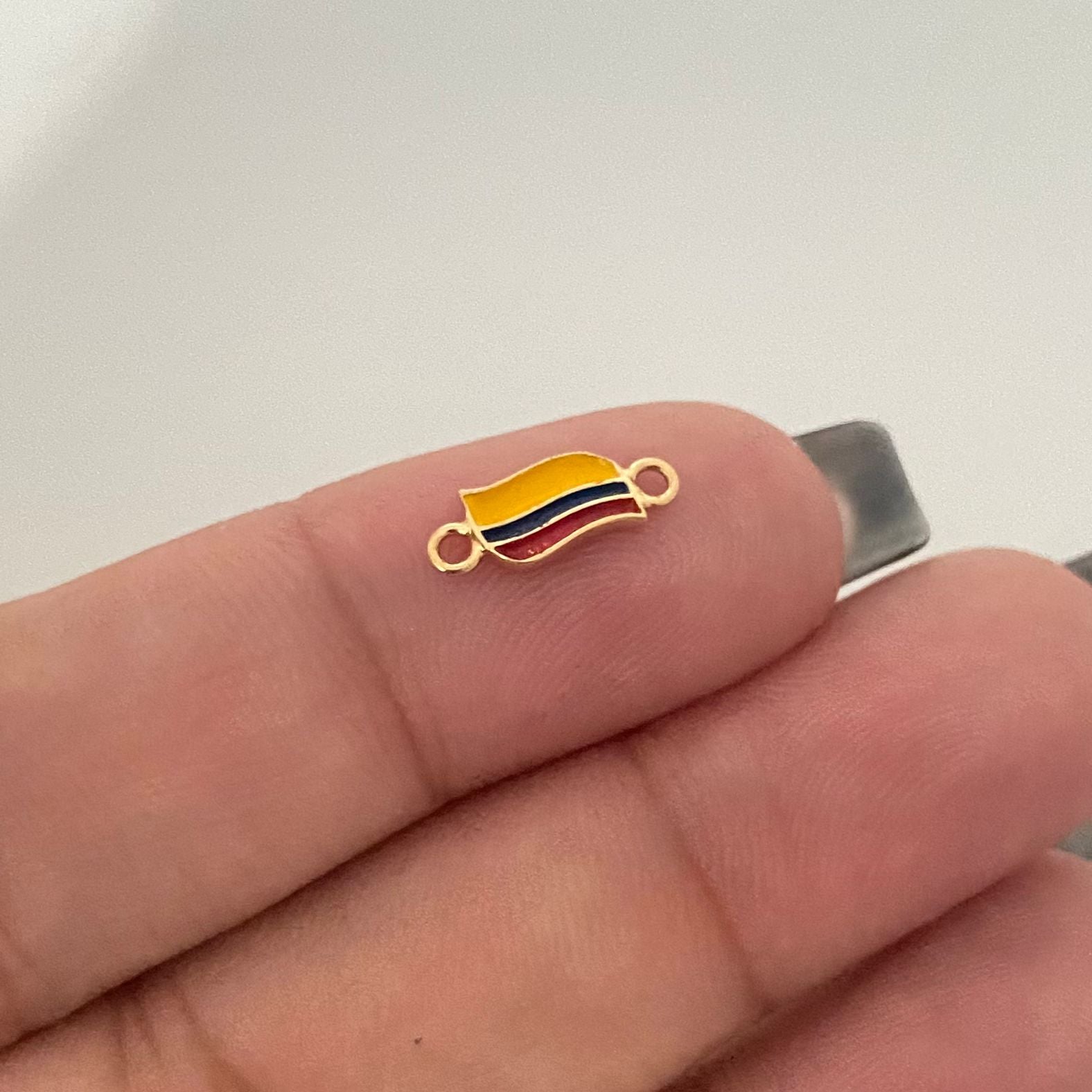 Herraje bandera de Colombia Oro amarillo 18k 0,35 Gr / 1,2 Cm
