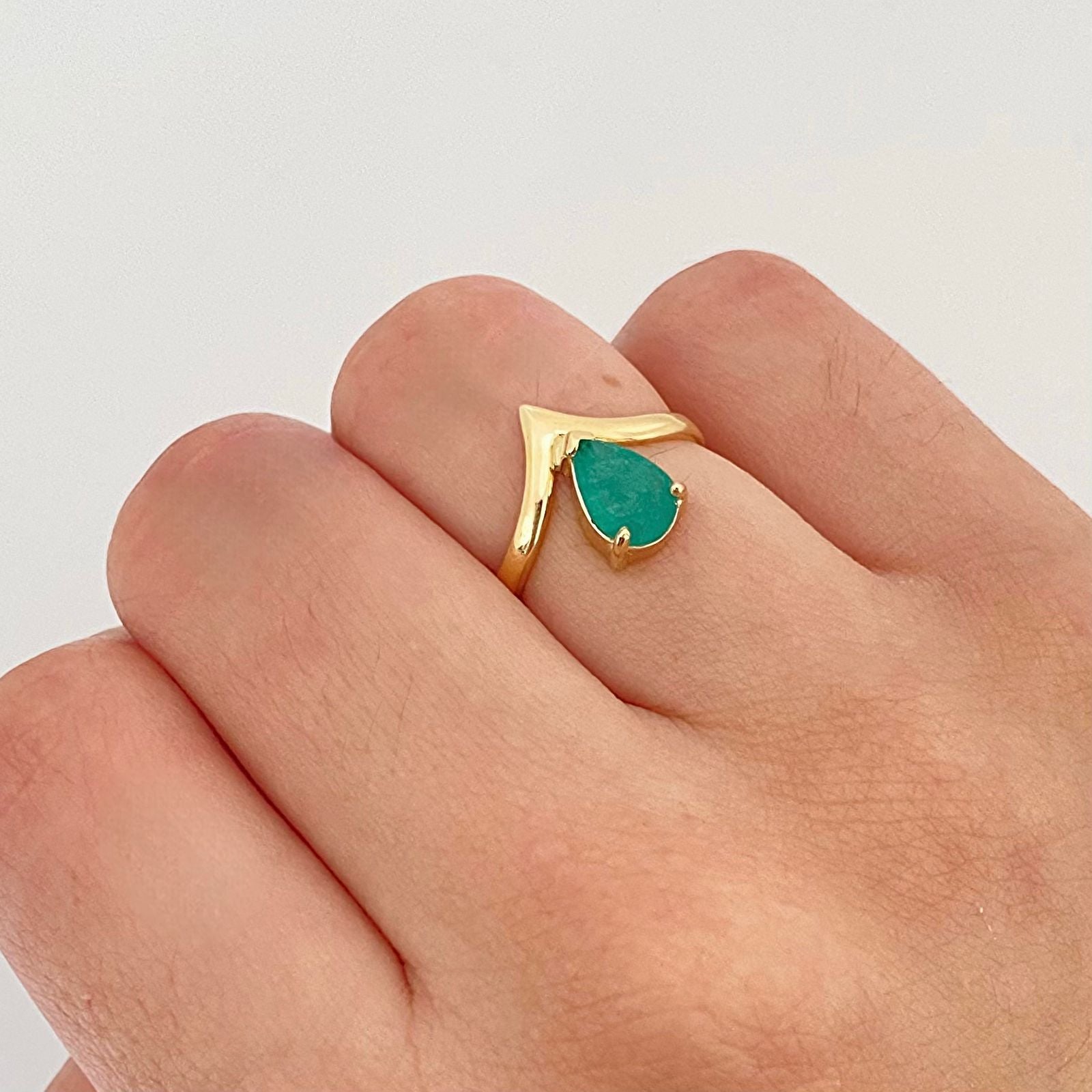 Anillo gota esmeralda centro punteado  Oro amarillo 18k / Talla 5 3/4 / 2,50 Gr