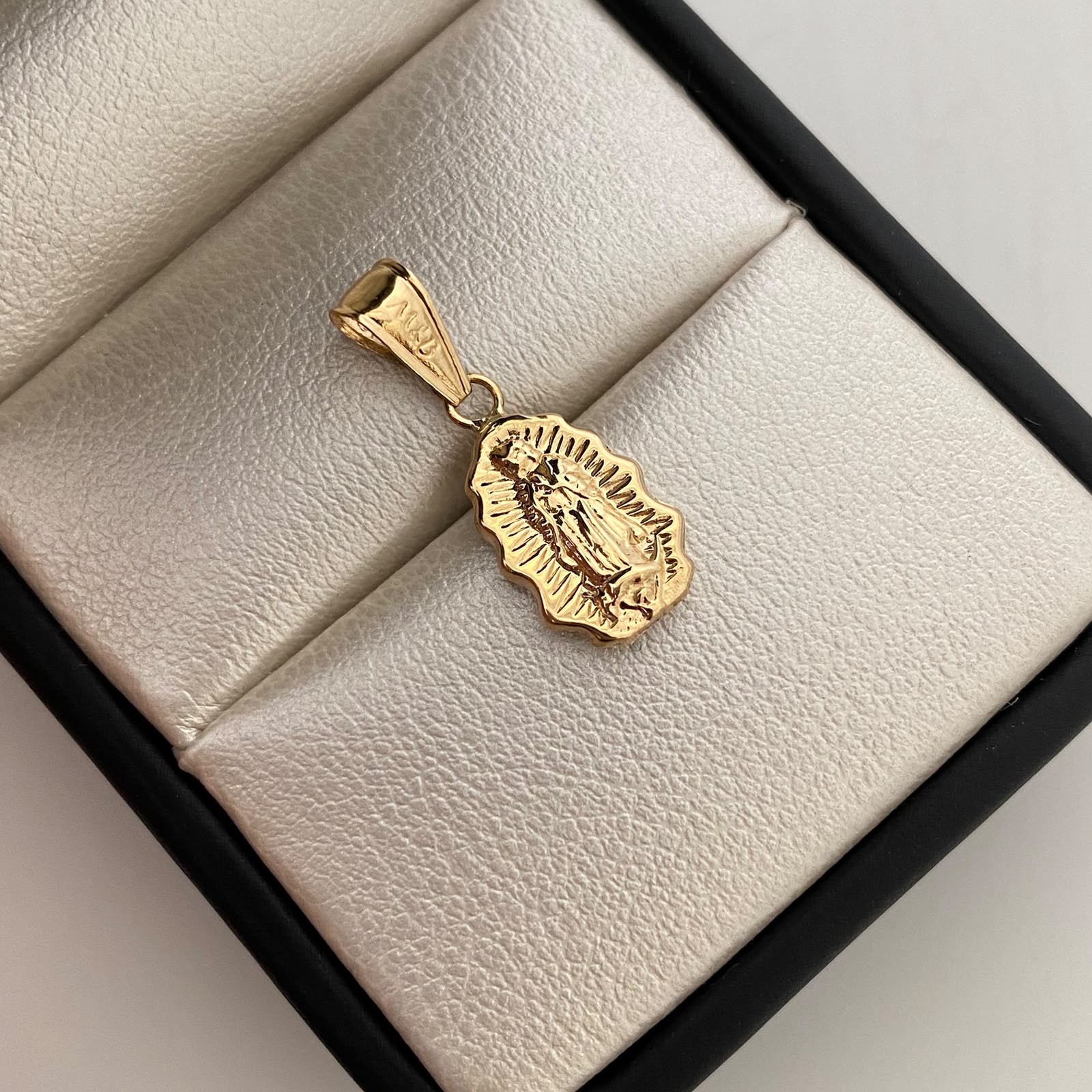 Dije Virgen de Guadalupe Silueta Oro amarillo 18k 0,95 Gr / 10,5 mm / 2,5 Cm