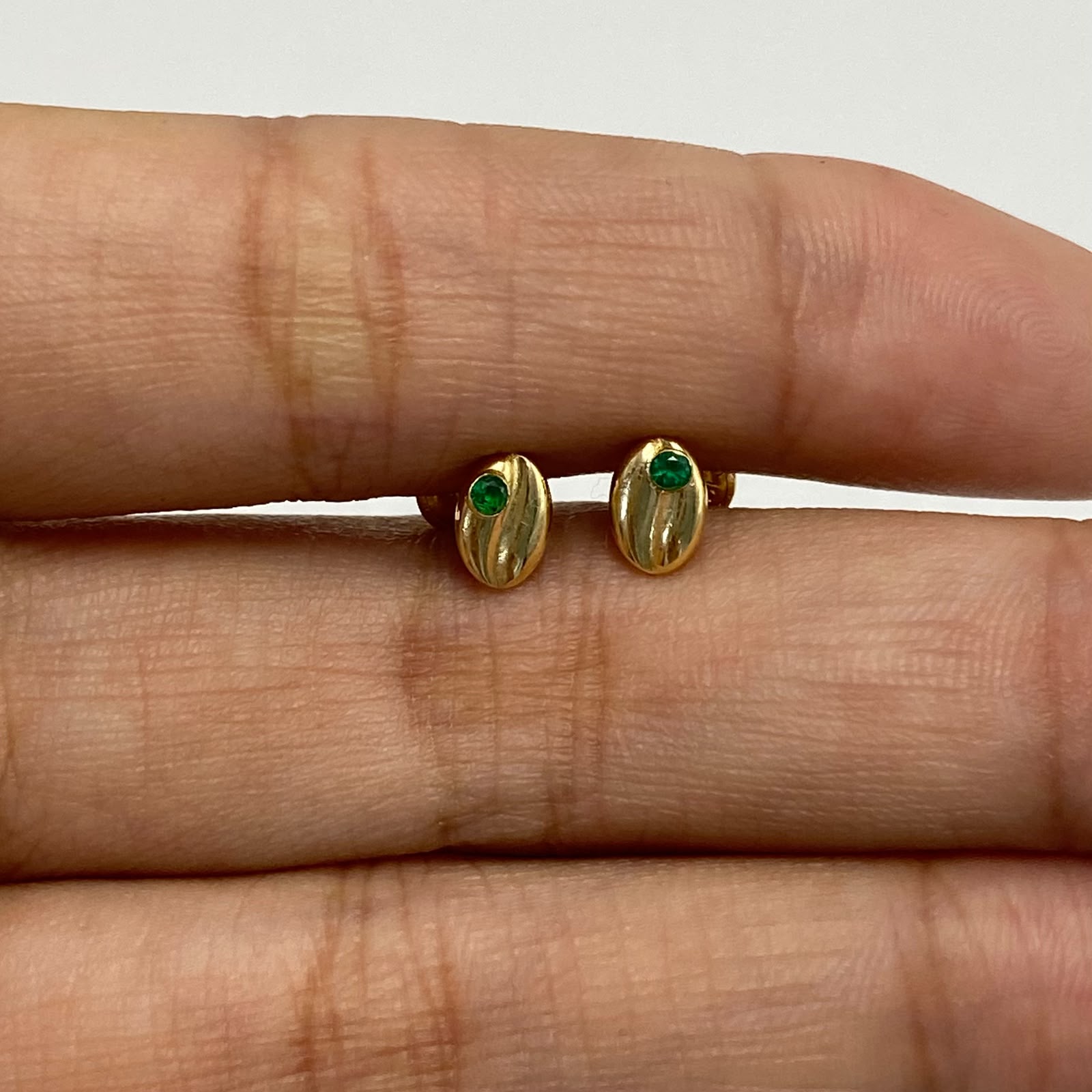 Topos grano cafe circón verde Oro amarillo 18k 0,55 Gr / 4,2 mm