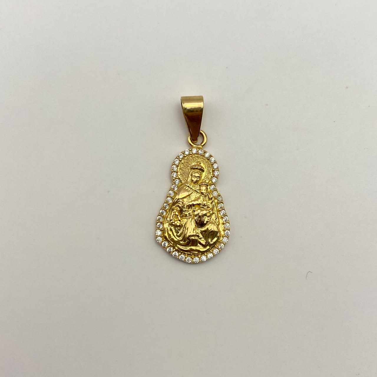 Dije Virgen del carmen silueta circones blancos Oro amarillo 18k 4,6 Gr / 12,9 mm / 3 Cm