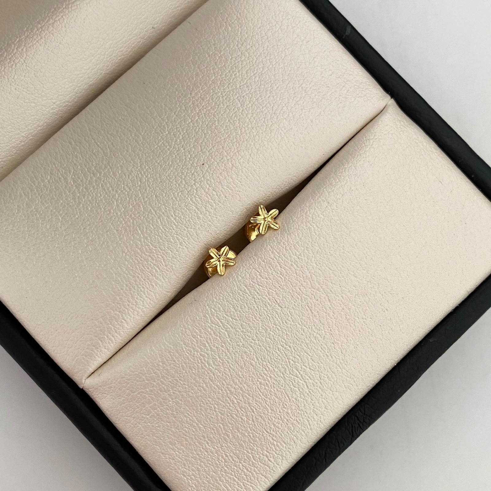Topos Mini Florecita Oro amarillo 18k 0,5 Gr / 4,3 mm