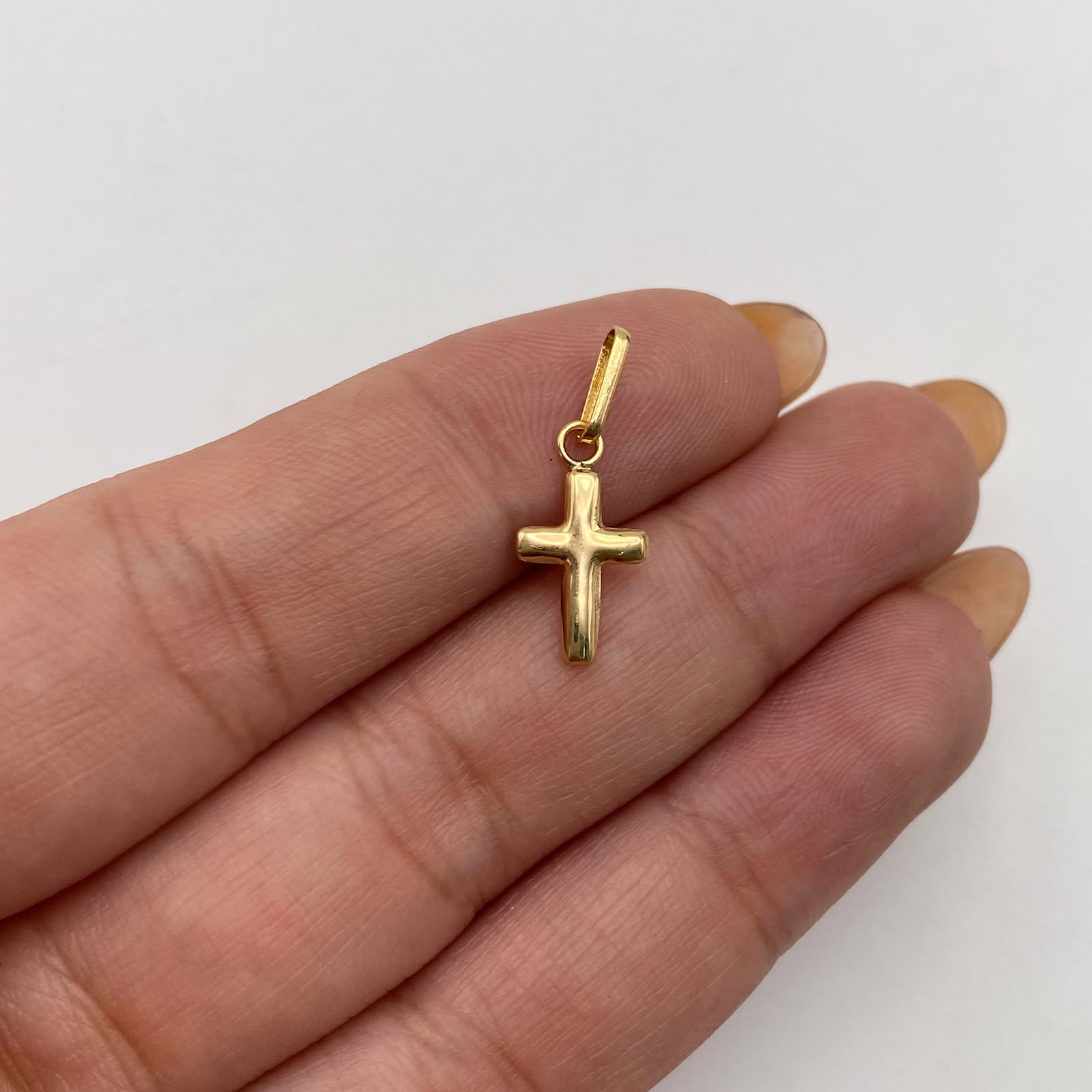 Dije mini cruz lisa Oro amarillo 18k 0,4 Gr / 7,9 mm / 2 Cm