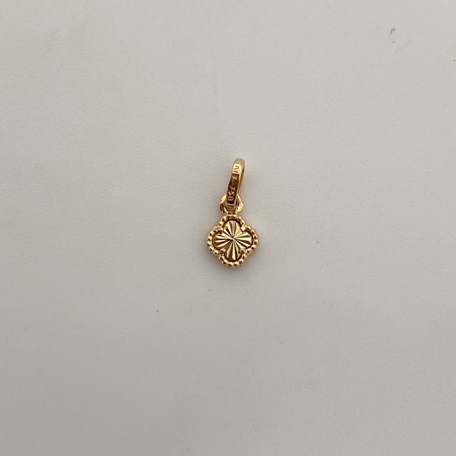 Dije mini trebol diamantado  Oro amarillo 18k 0,5 Gr / 5,58 mm / 1,1 Cm