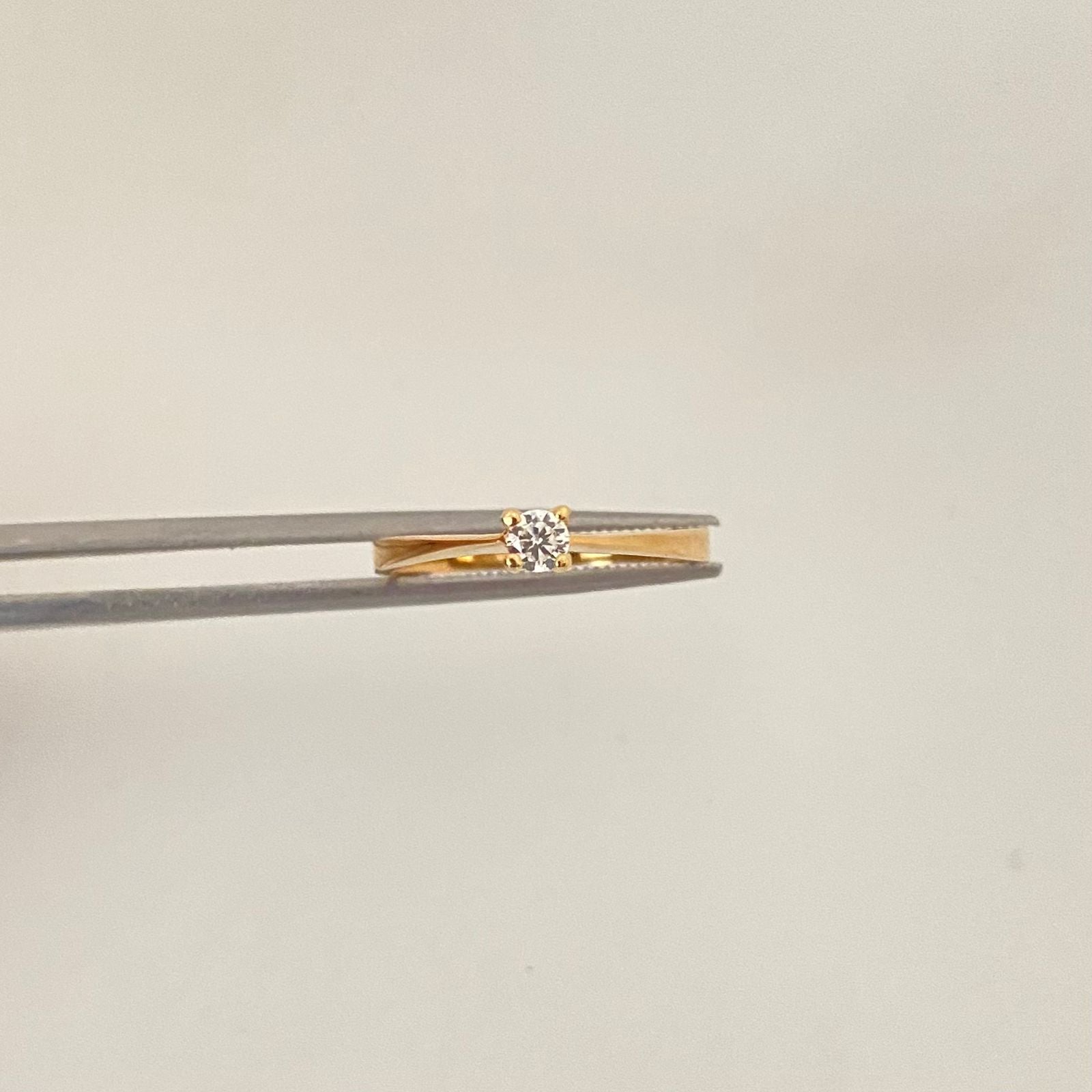 Anillo solitario circon blanco Oro amarillo 18k / Talla 6 / 1,65 Gr