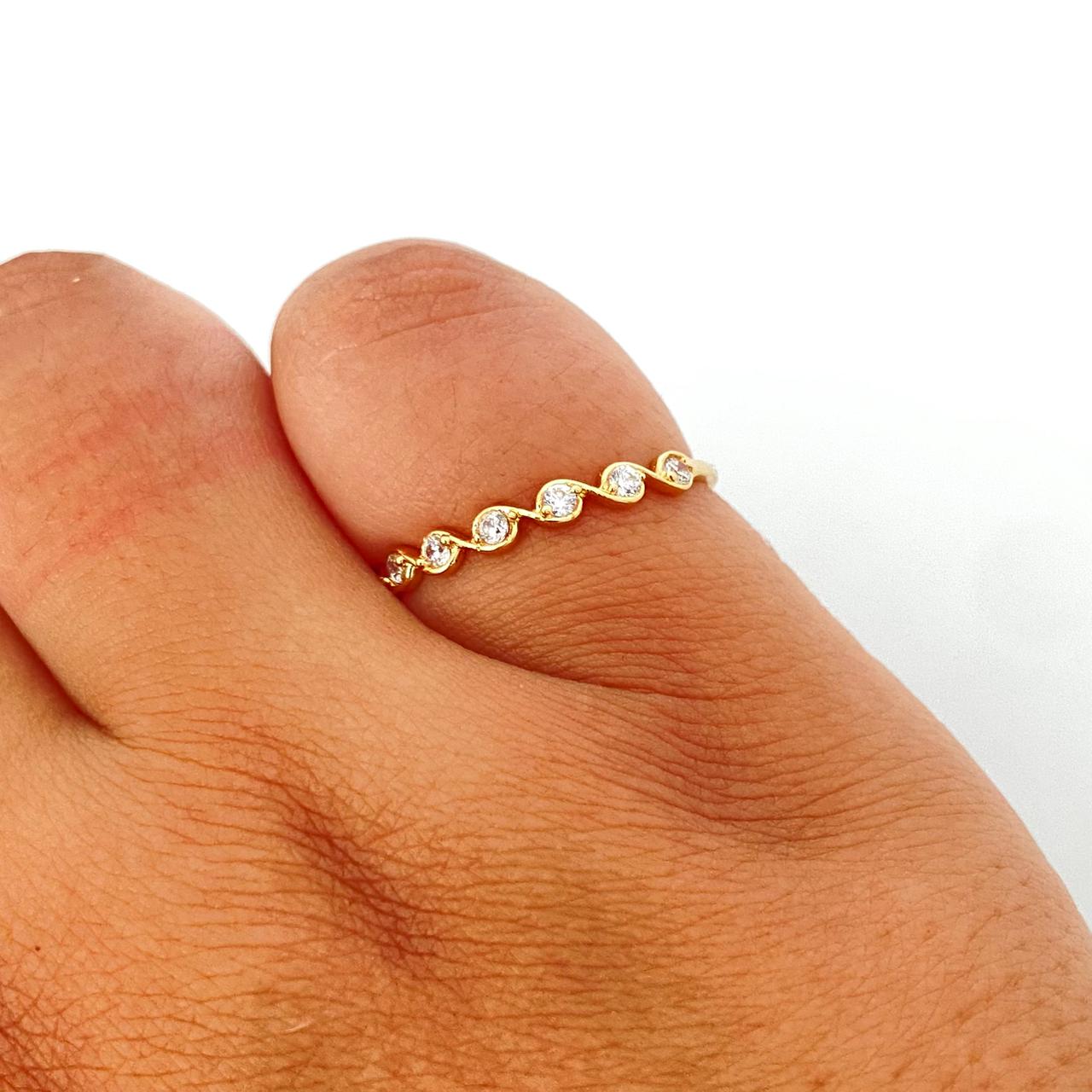 Anillo ondas circones blancos Oro amarillo 18k / Talla 8 / 1,0 Gr