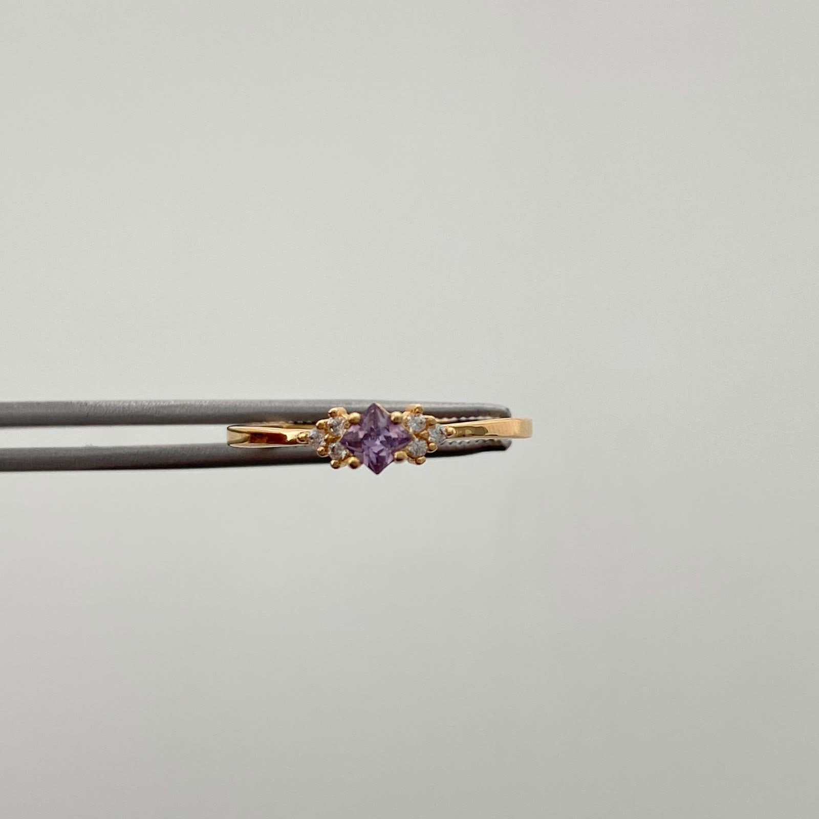 Anillo Solitario Lila Oro amarillo 18k / Talla 7 / 1,35 Gr / 1,3 mm