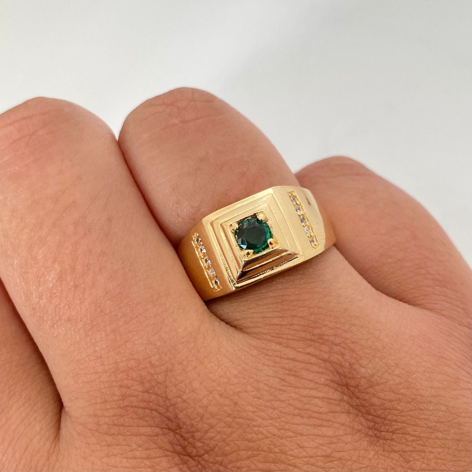 Anillo centro relieve circon verde Oro amarillo 18k / Talla 10 / 4,65 Gr