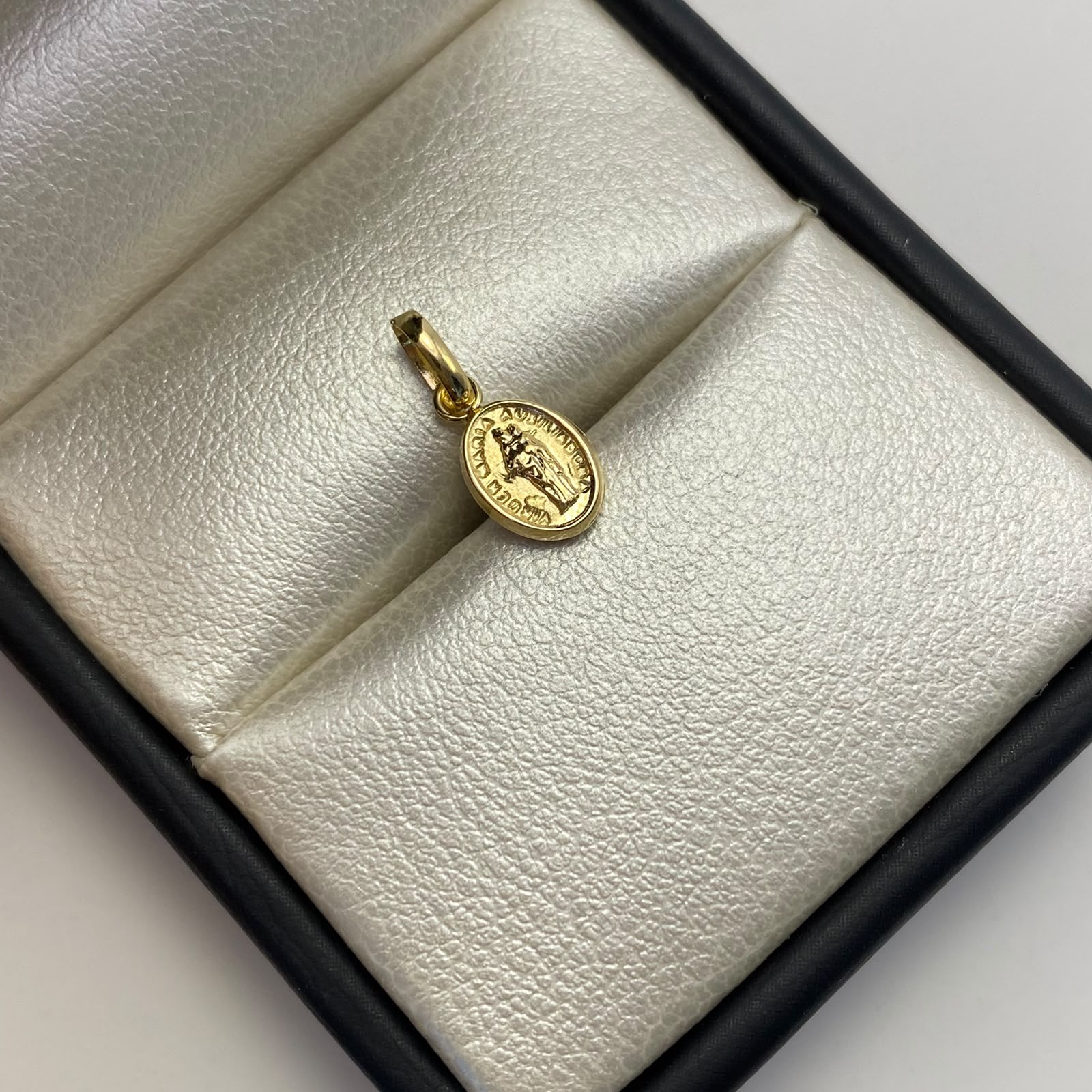 Dije Maria Auxiliadora Oro amarillo 18k 0,35 Gr / 6,3 mm / 1,4 Cm