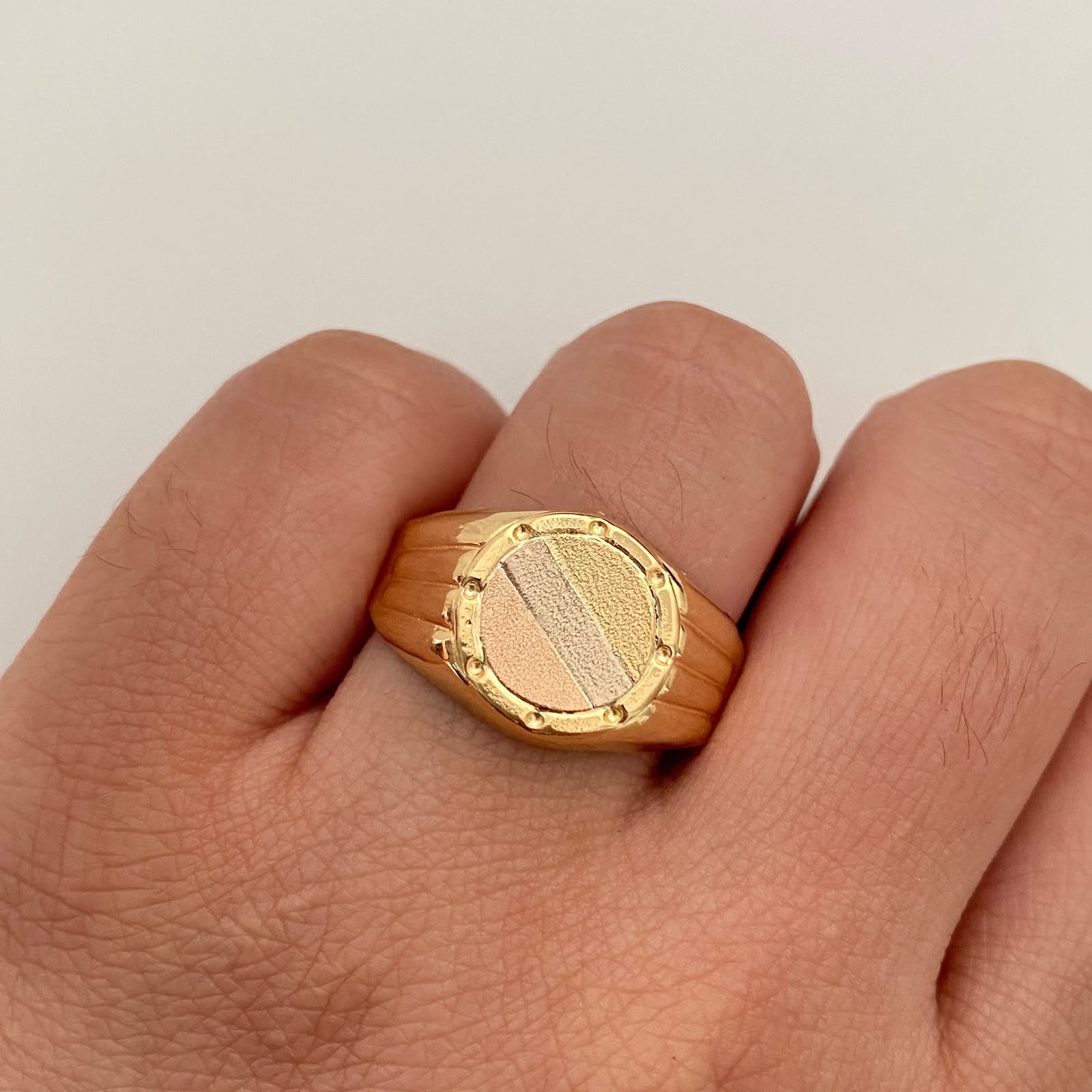 Anillo Troquel Redondo Mate Tres oros 18k / Talla 12 1/2 / 3,05 Gr / 4,1 mm