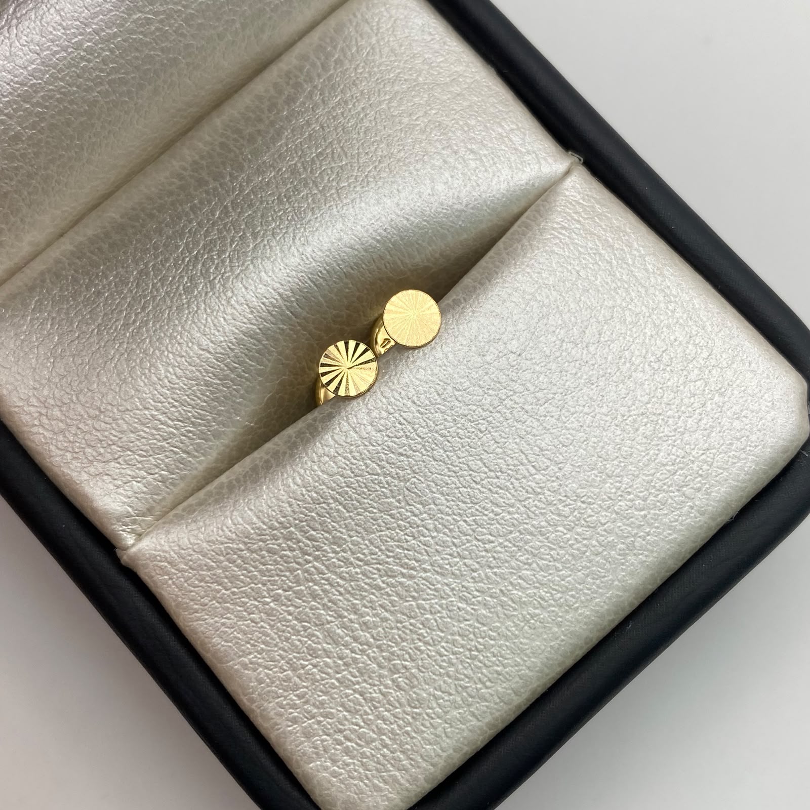 Topos Circulo plano diamantado Oro amarillo 18k 0,45 Gr / 4 mm