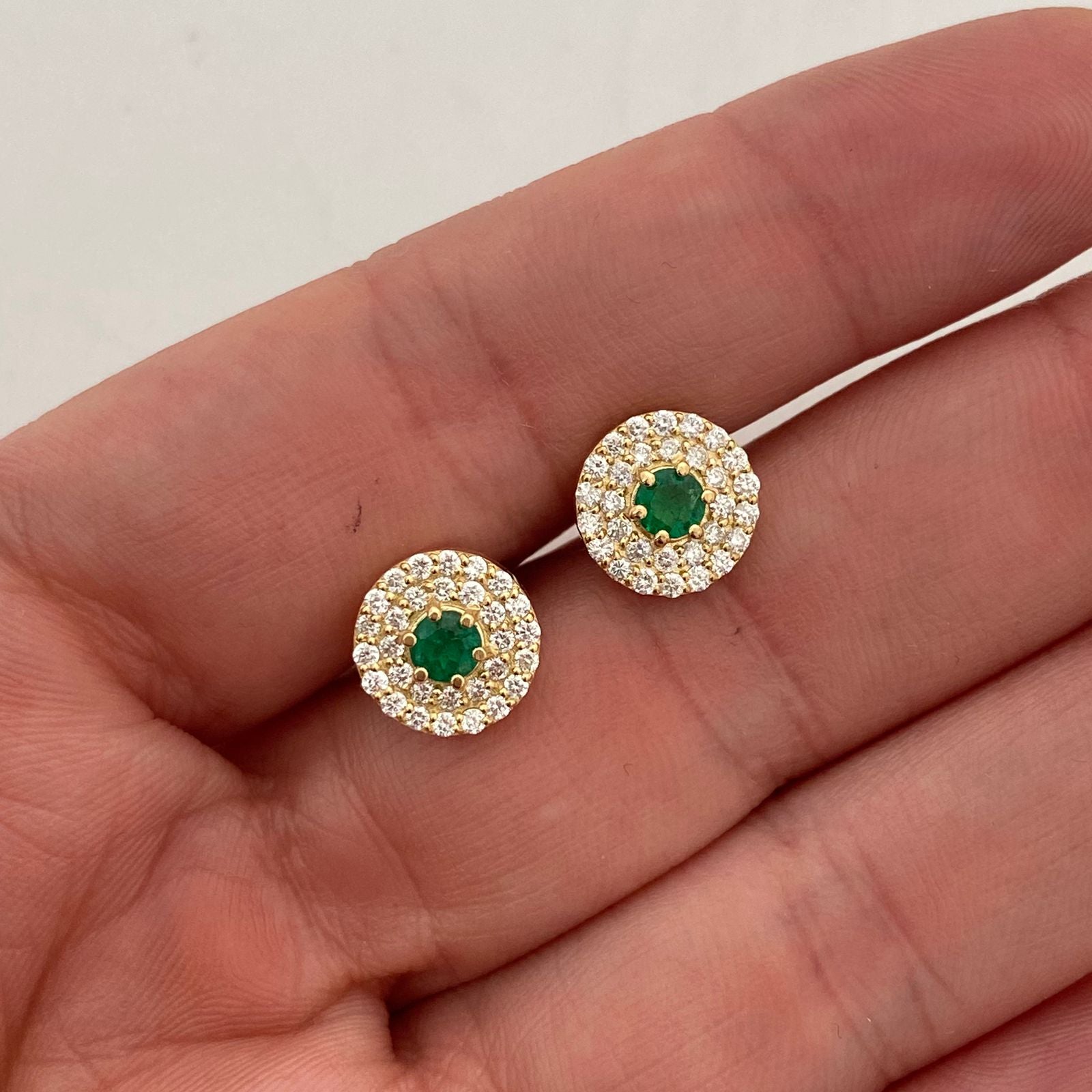 Topos con esmeralda de 32.5pts y diamante de 60pts  Oro amarillo 18k 2,9 Gr / 9,65 mm
