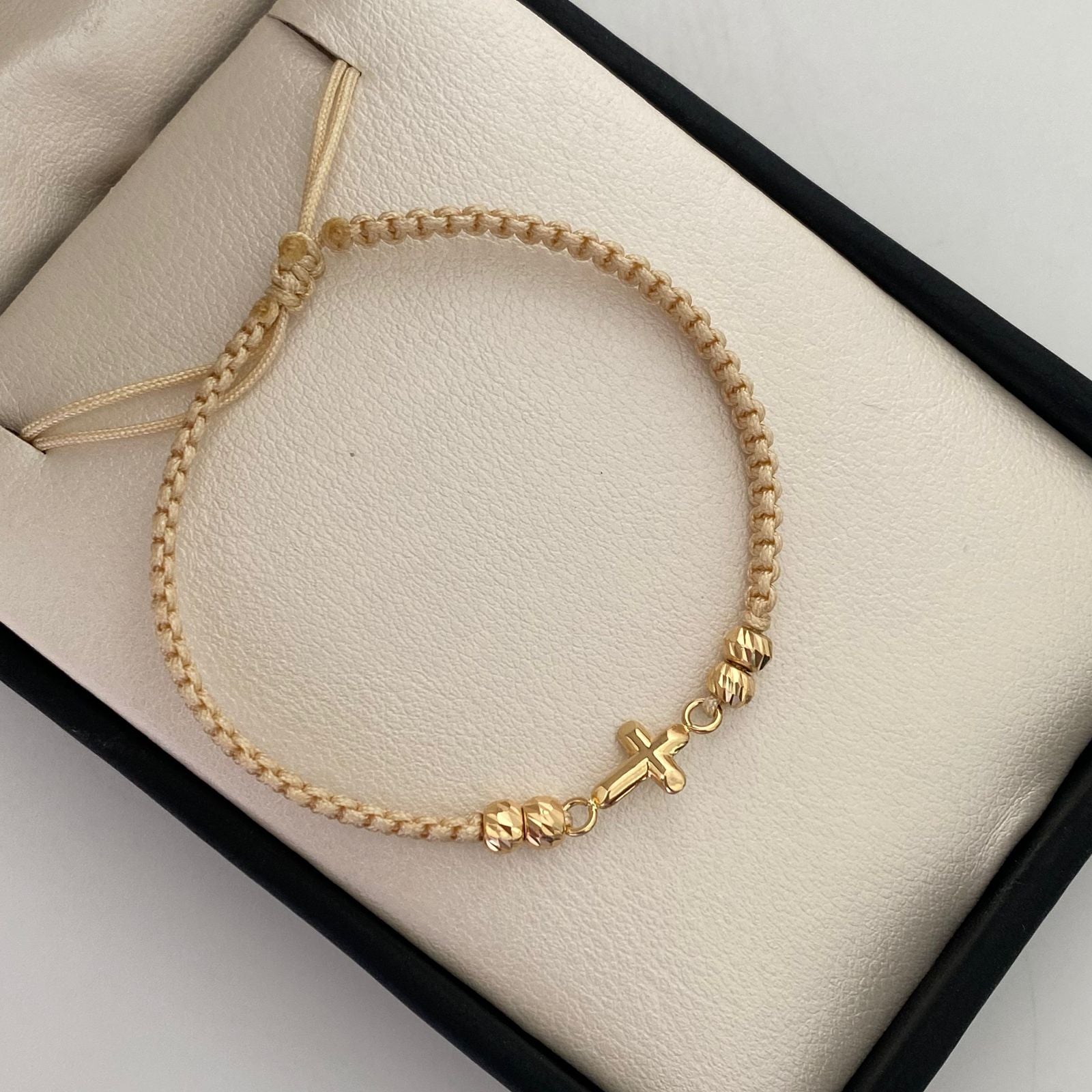 Pulsera tejida Herraje Cruz bolas diamantada 4mm hilo beige Oro amarillo 18k 0,6 Gr