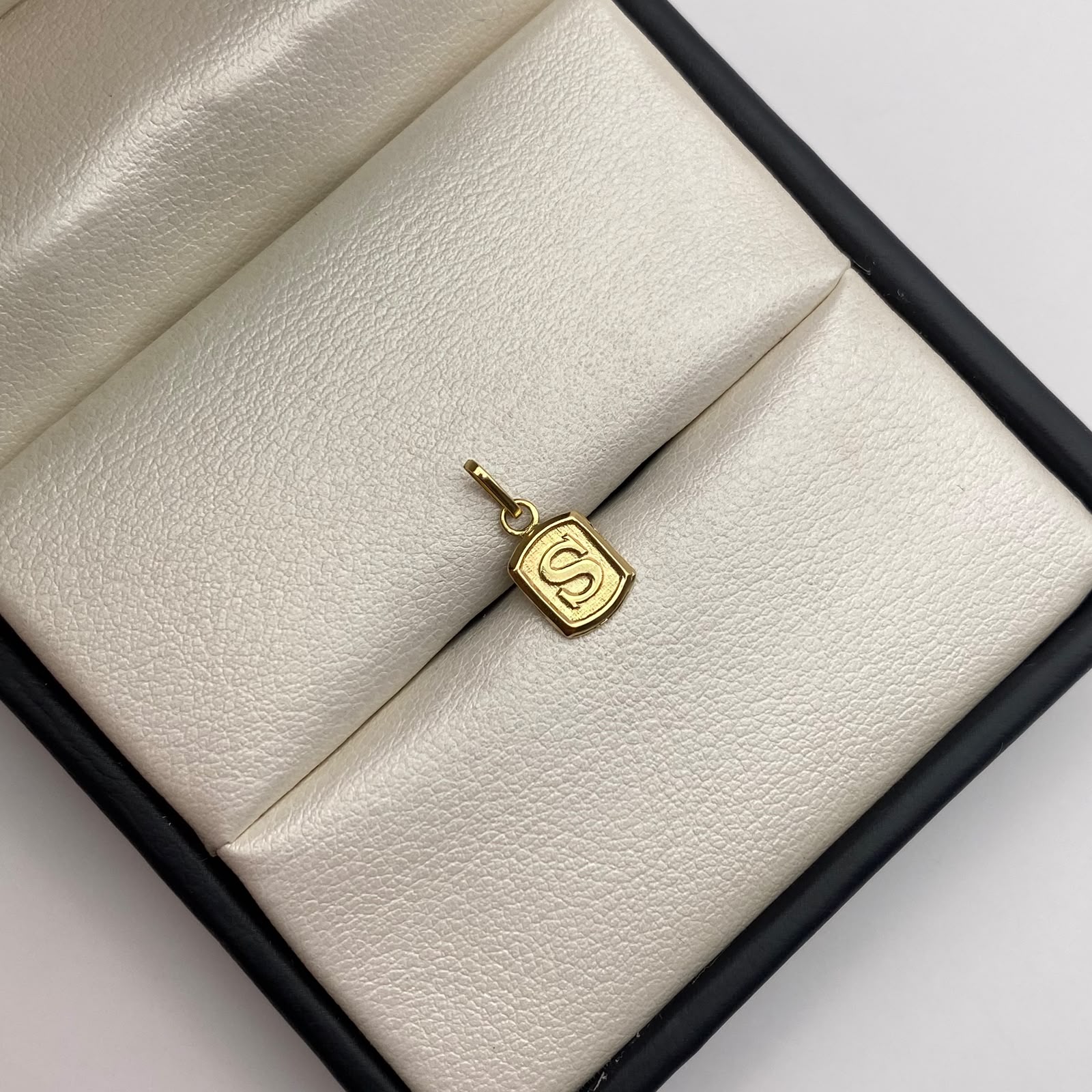 Dije letra s Oro amarillo 18k 0,4 Gr / 6,8 mm / 1,3 Cm