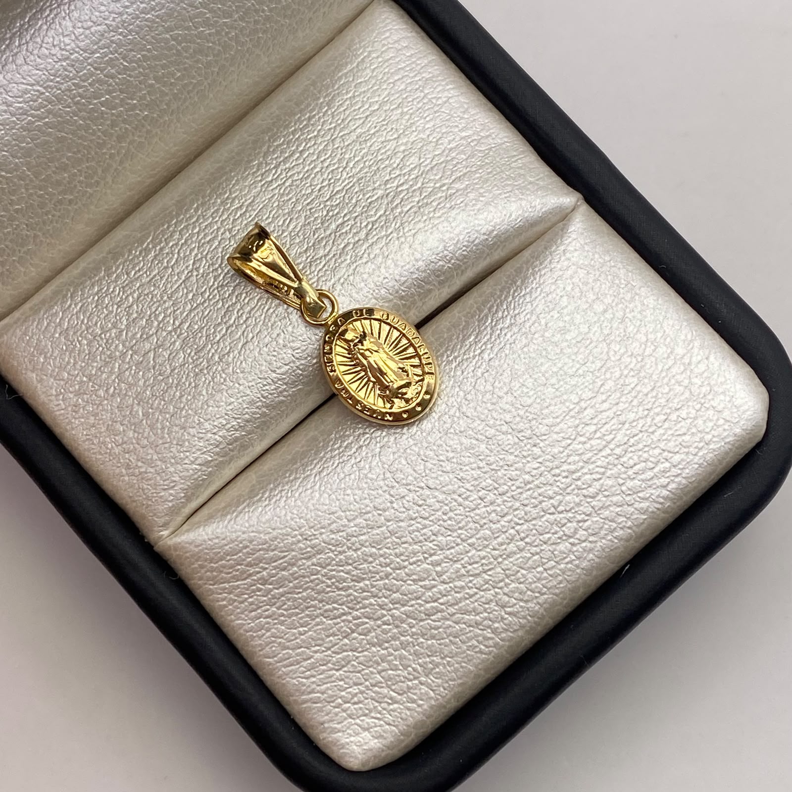 Dije Virgen de guadalupe Oro amarillo 18k 0,47 Gr / 8 mm / 1,9 Cm