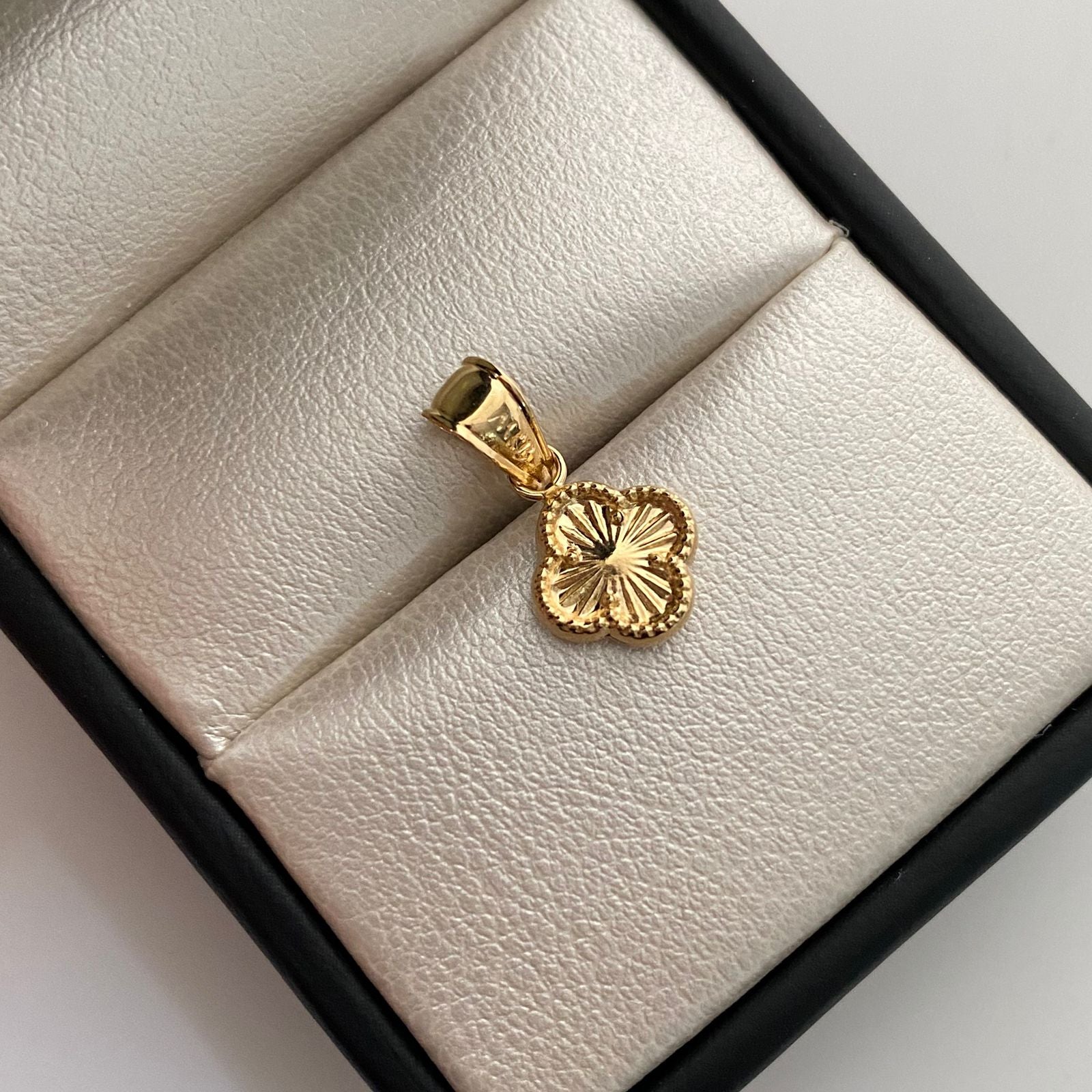 Dije Trebol Diamantado Oro amarillo 18k 0,55 Gr / 9,3 mm / 1,6 Cm