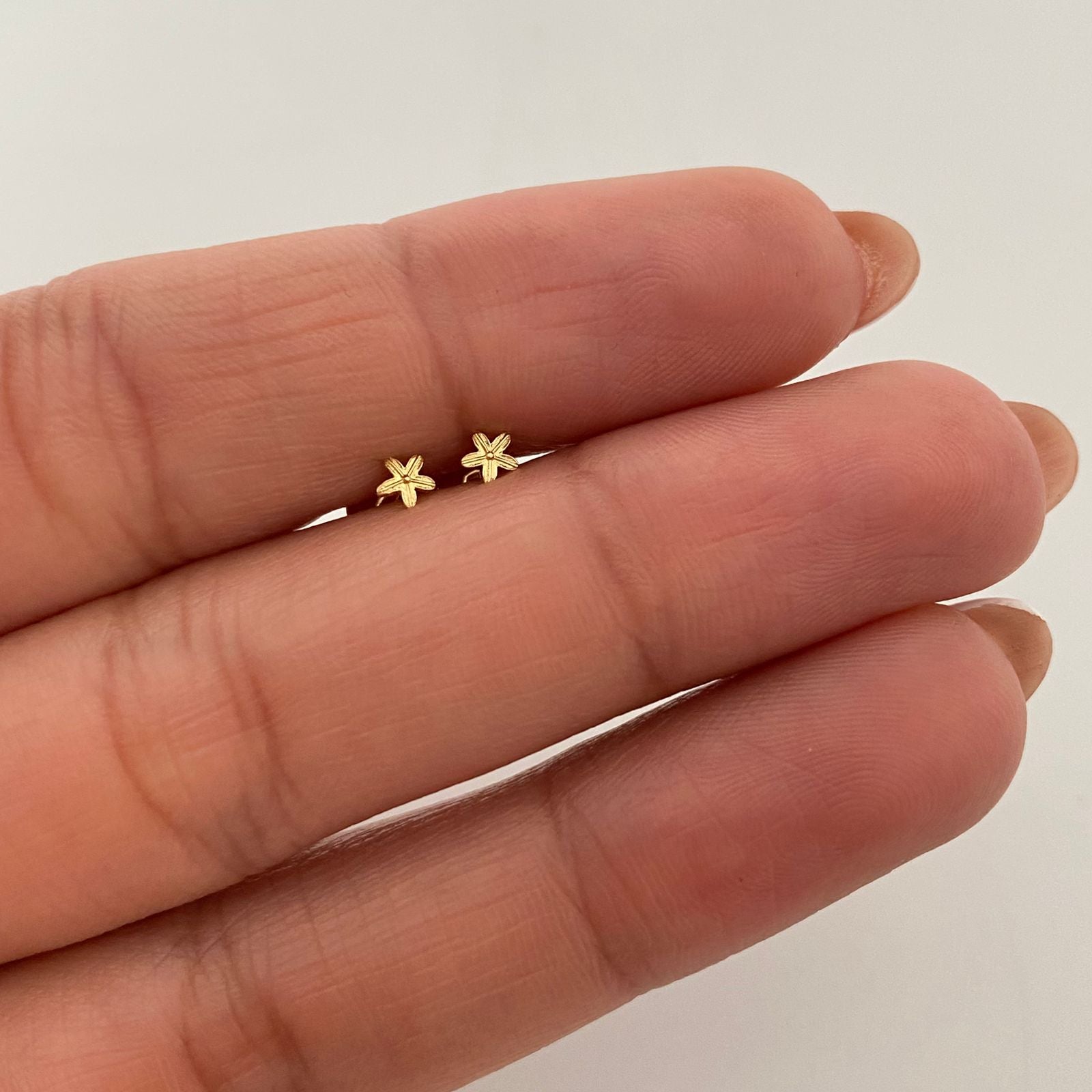 Topos mini flor  Oro amarillo 18k 0,45 Gr / 3,08 mm