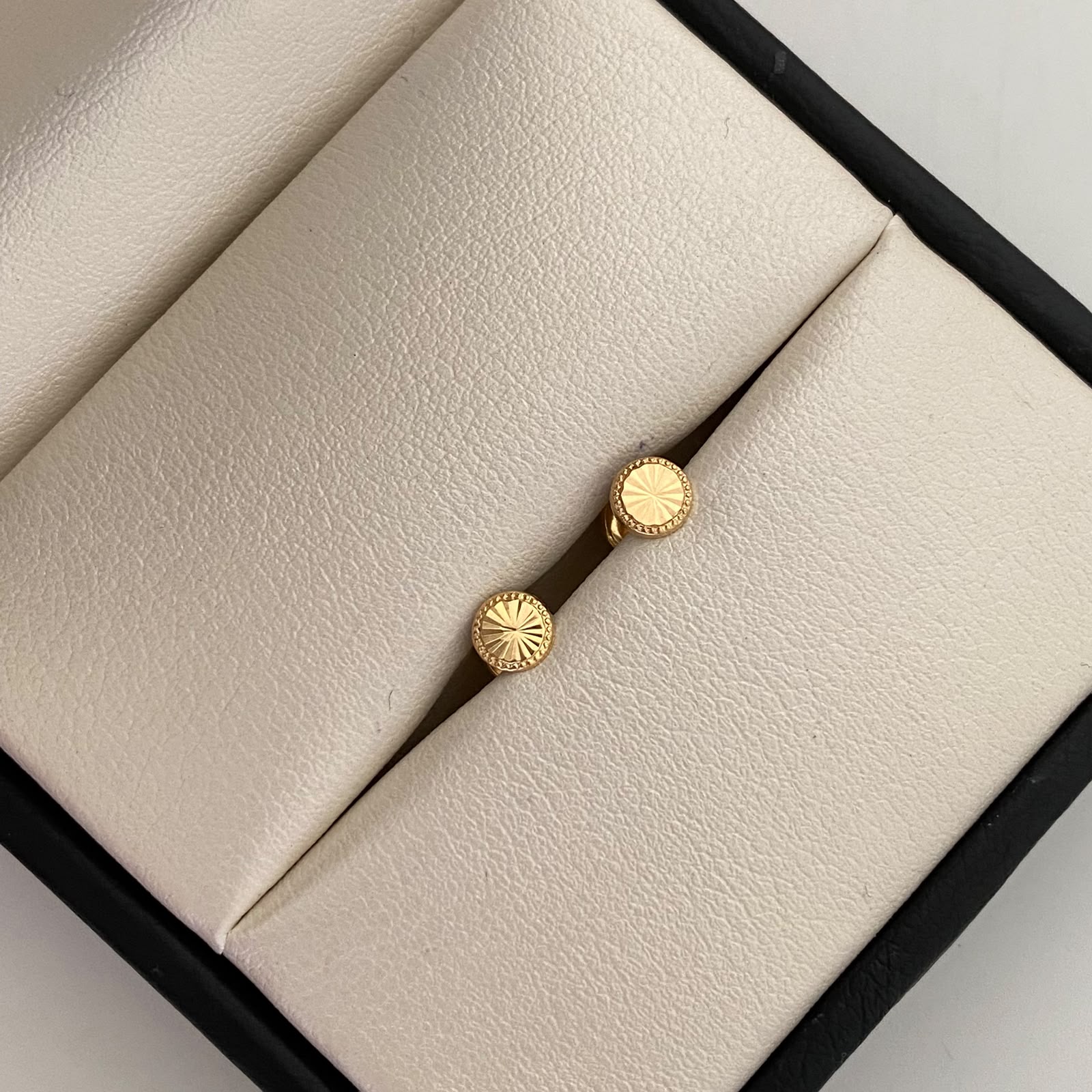 Topos Redondo Diamantado Oro amarillo 18k 0,5 Gr / 4,9 mm