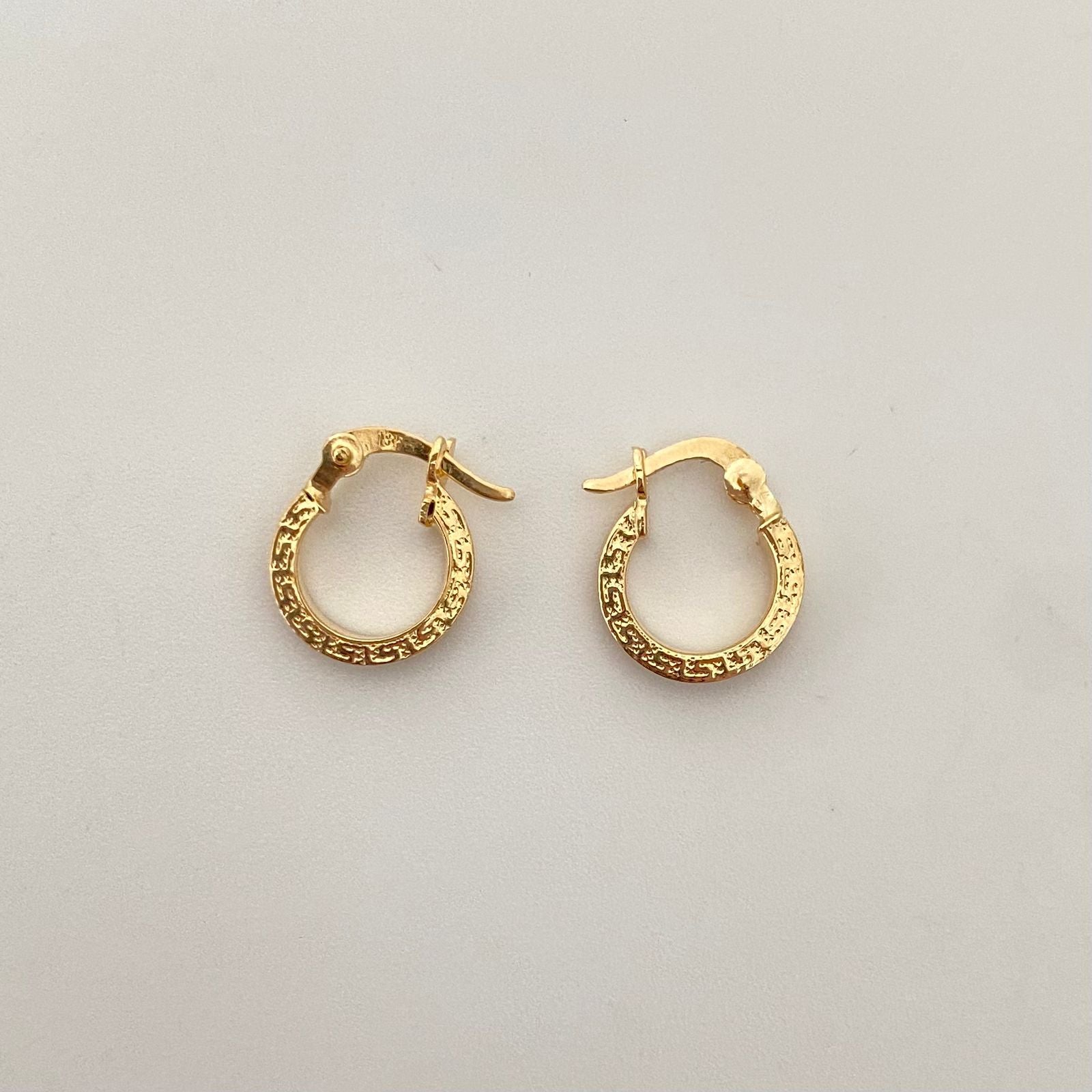 Candonga mini redonda borde grabado vs Oro amarillo 18k 1,0 Gr / 1,1 Cm