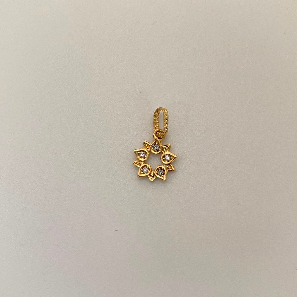Dije Flor Casting Oro amarillo 18k 0,5 Gr / 8,9 mm / 1,6 Cm