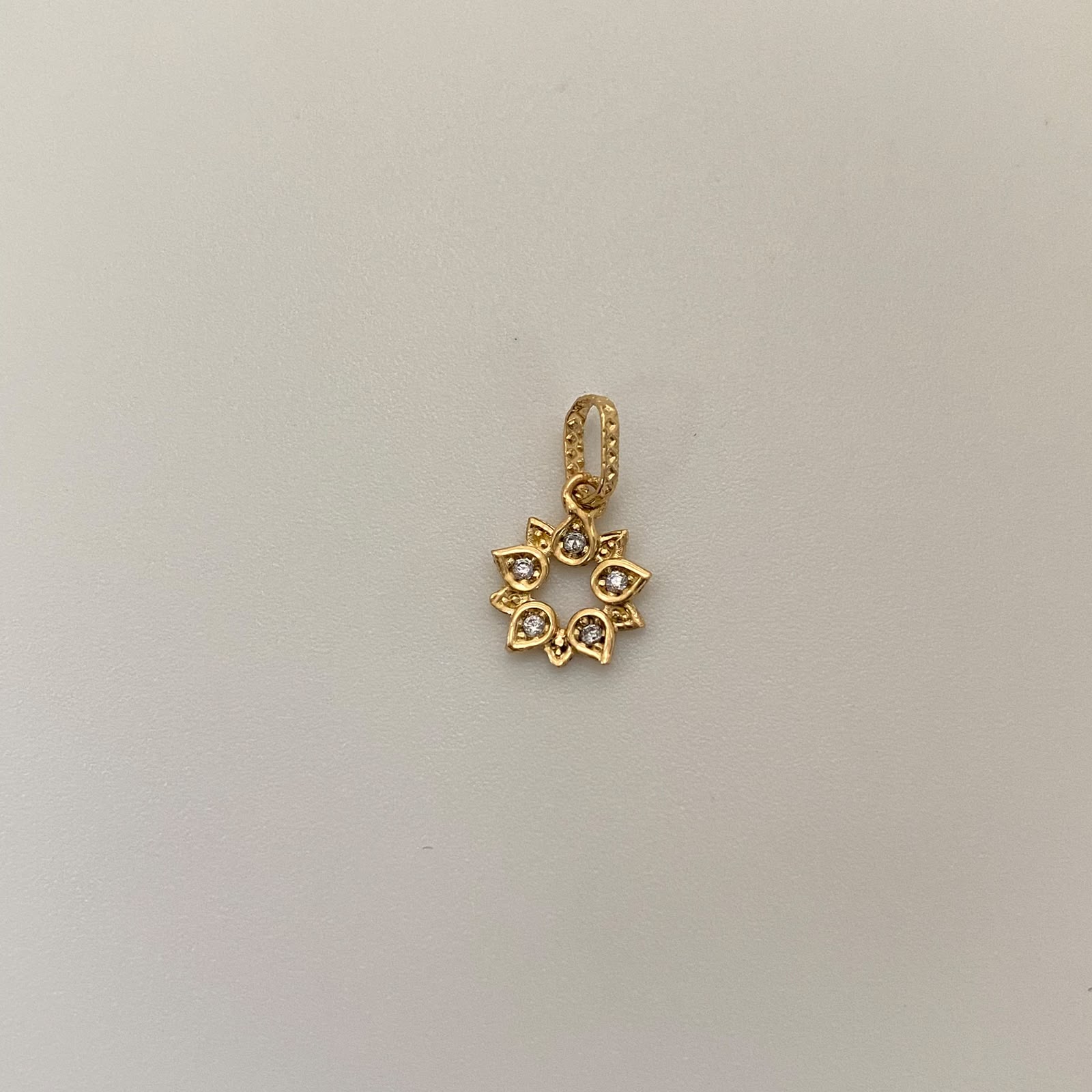 Dije Flor Casting Oro amarillo 18k 0,5 Gr / 8,9 mm / 1,6 Cm