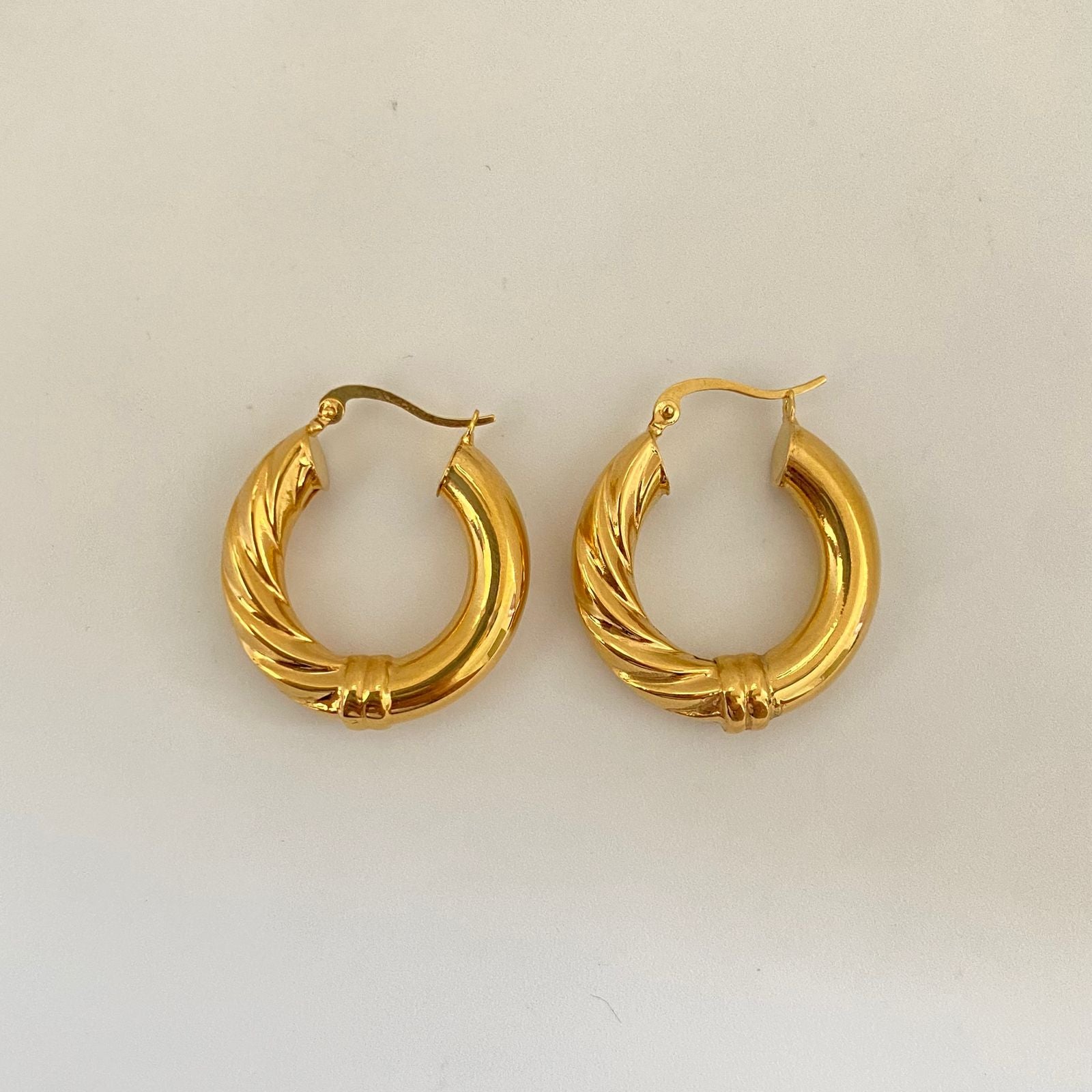 Candonga mitad lisa mitad entorchada redonda punta doble linea Oro amarillo 18k 4,60 Gr / 2,6 Cm