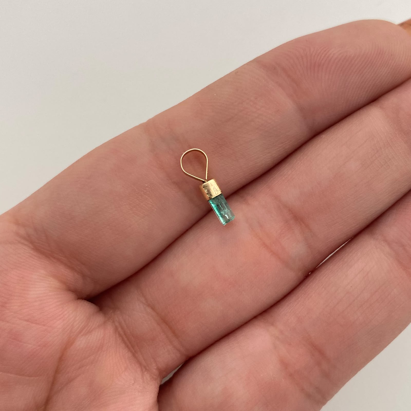 Dije Canutillo de Esmeralda Oro amarillo 18k 0,15 Gr / 2,3 mm / 1,1 Cm