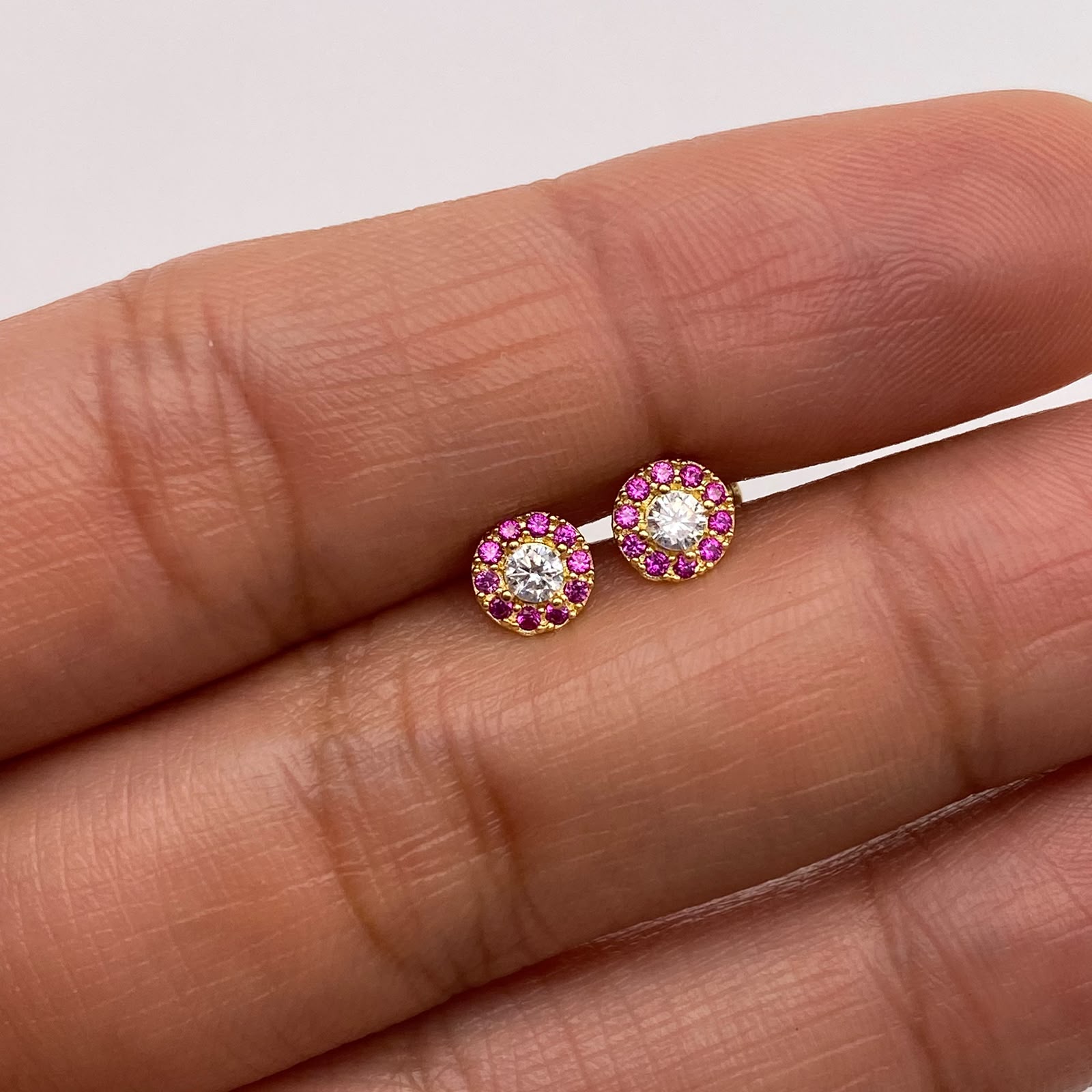 Topos Circulo borde fucsia y centro blanco Oro amarillo 18k 0,75 Gr / 5,4 mm