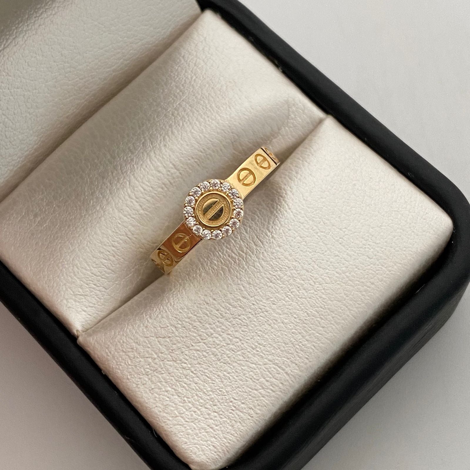Anillo It circulo central y circones blancos Oro amarillo 18k / Talla 7 1/2 / +3 / 2 Gr