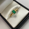 Anillo solitario esmeralda bisel 0.45qt Oro amarillo / Talla 7 3/4 / 2,1 Gr