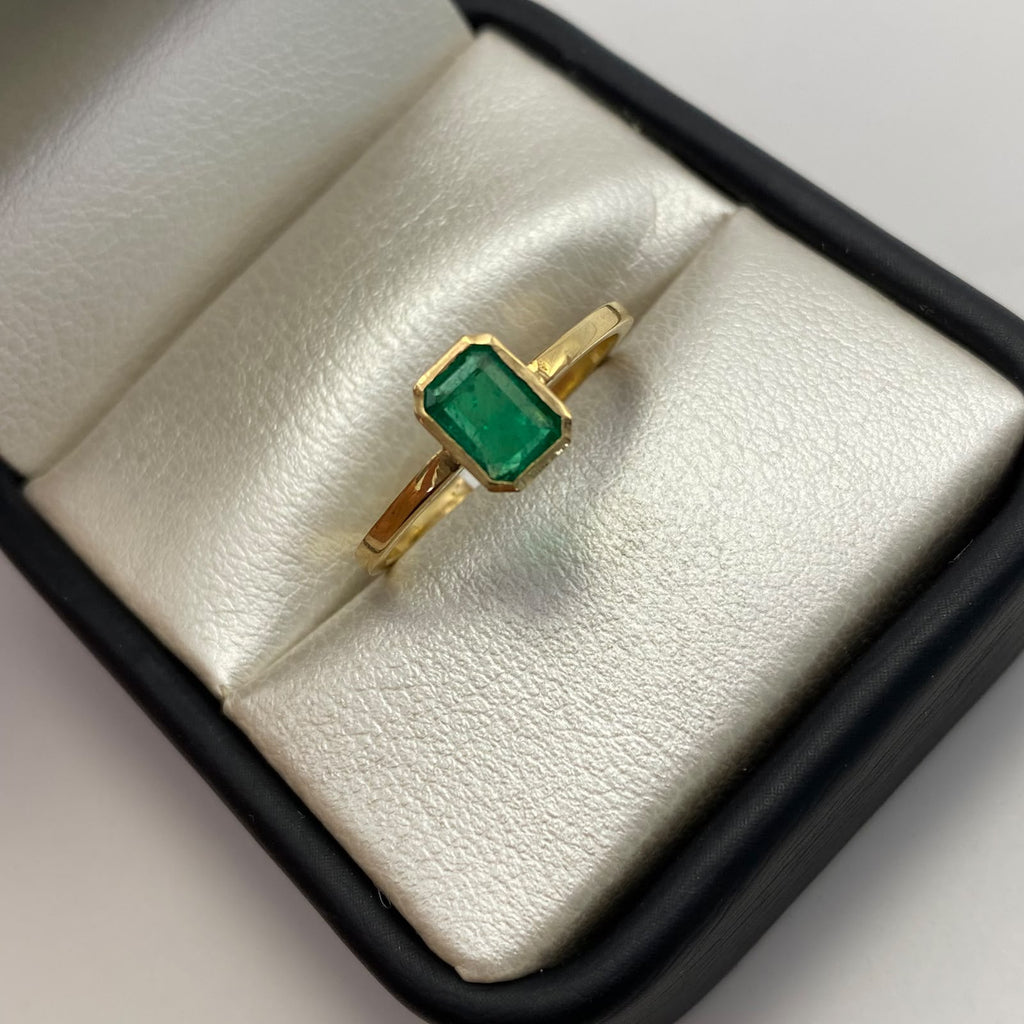 Anillo solitario esmeralda bisel 0.45qt Oro amarillo / Talla 7 3/4 / 2,1 Gr