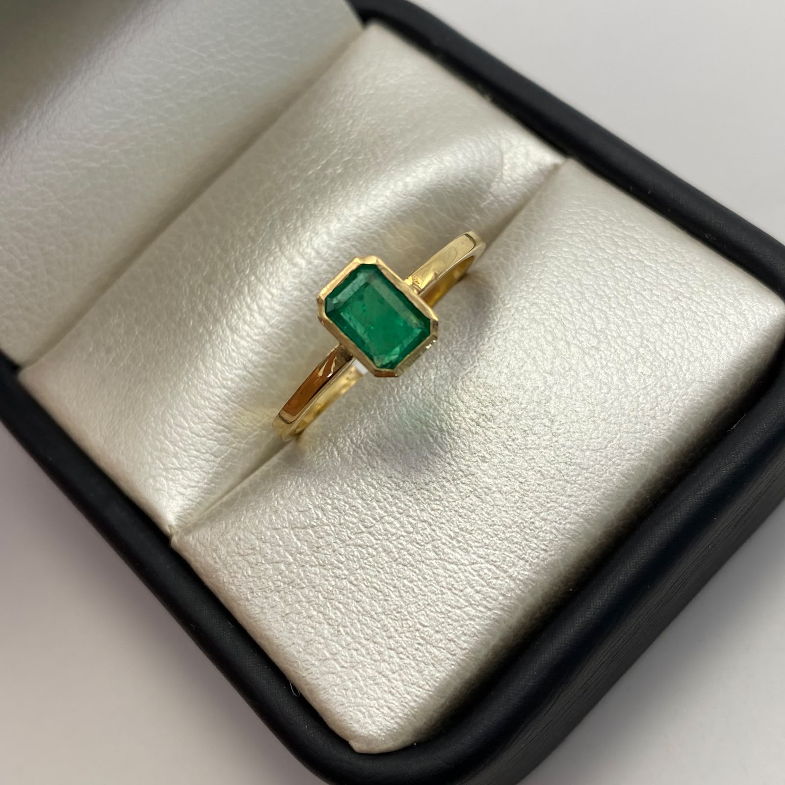 Anillo solitario esmeralda bisel 0.45qt Oro amarillo / Talla 7 3/4 / 2,1 Gr