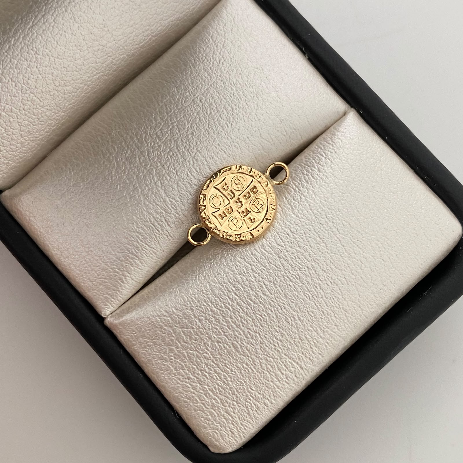 Herraje San benito Oro amarillo 18k 0,45 Gr / 1,5 Cm