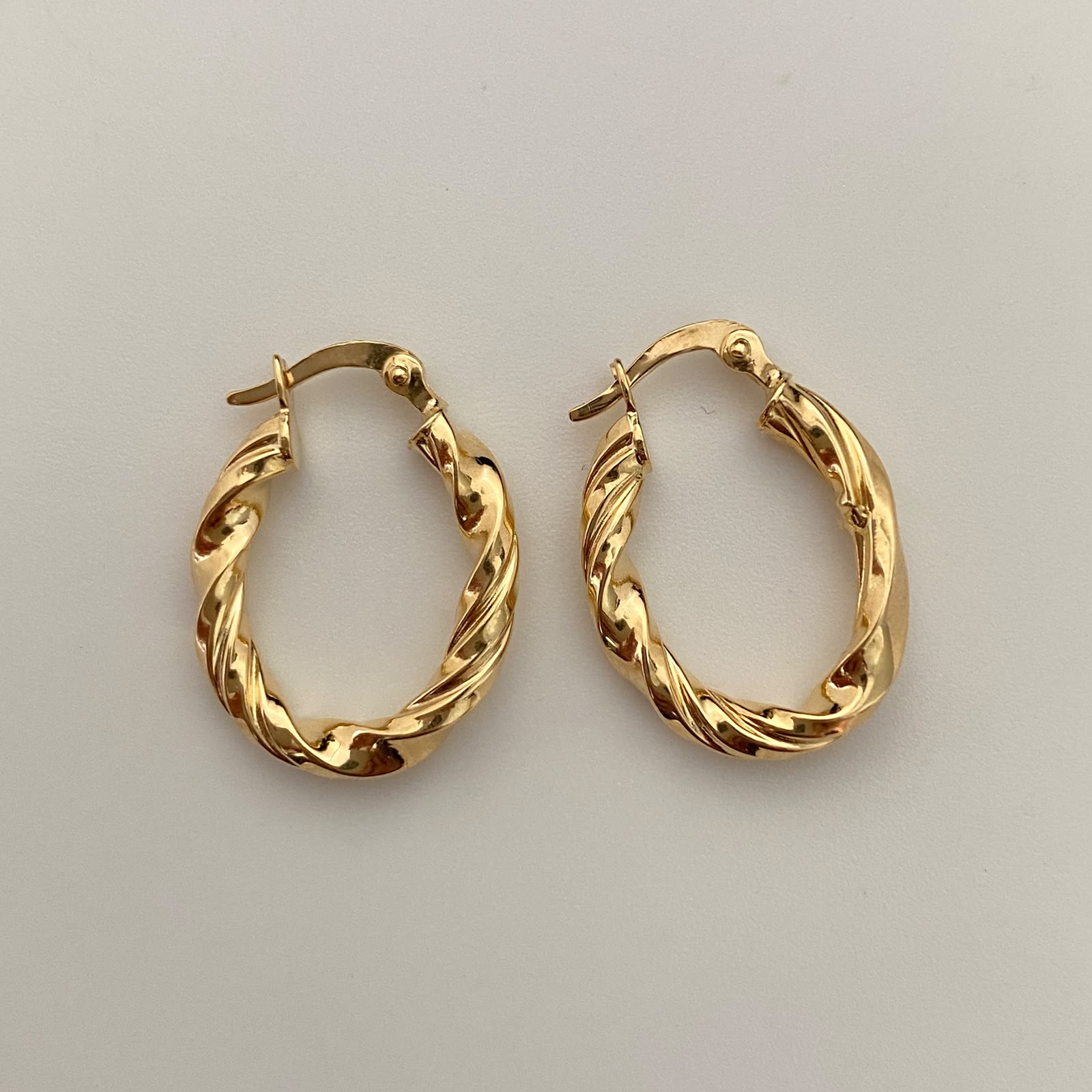 Candonga Entorchada Ovalada Oro amarillo 18k 1,8 Gr / 2 Cm