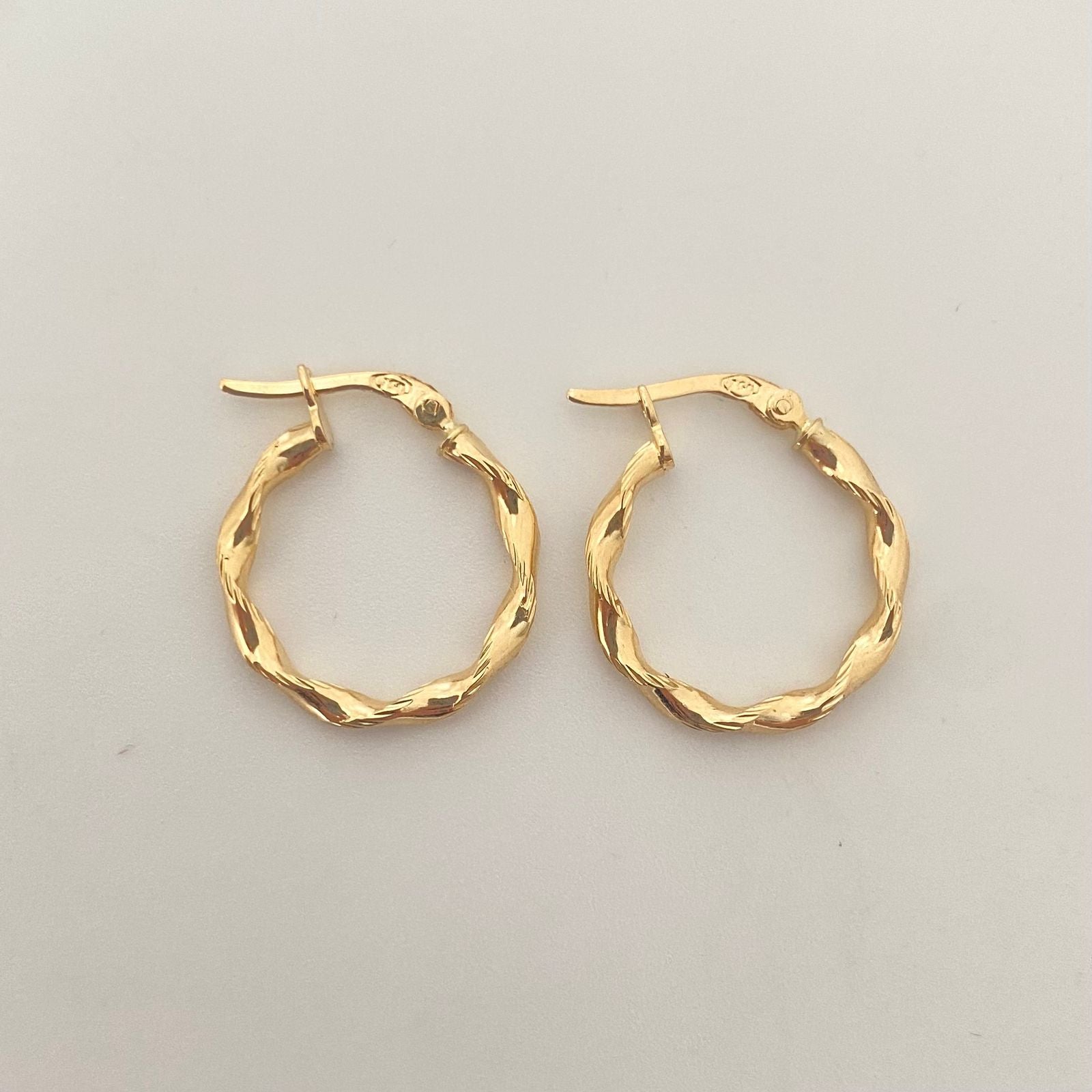 Candonga entorchada ondas lineas Oro amarillo 18k 1,45 Gr / 2,2 Cm