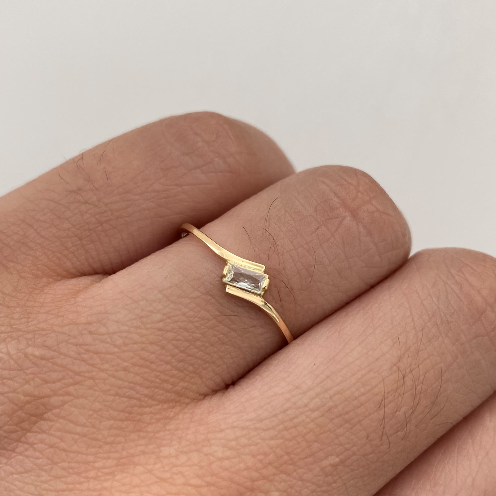 Anillo Solitario Oro amarillo 18k / Talla 8 1/2 / 0,9 Gr / 1,1 mm