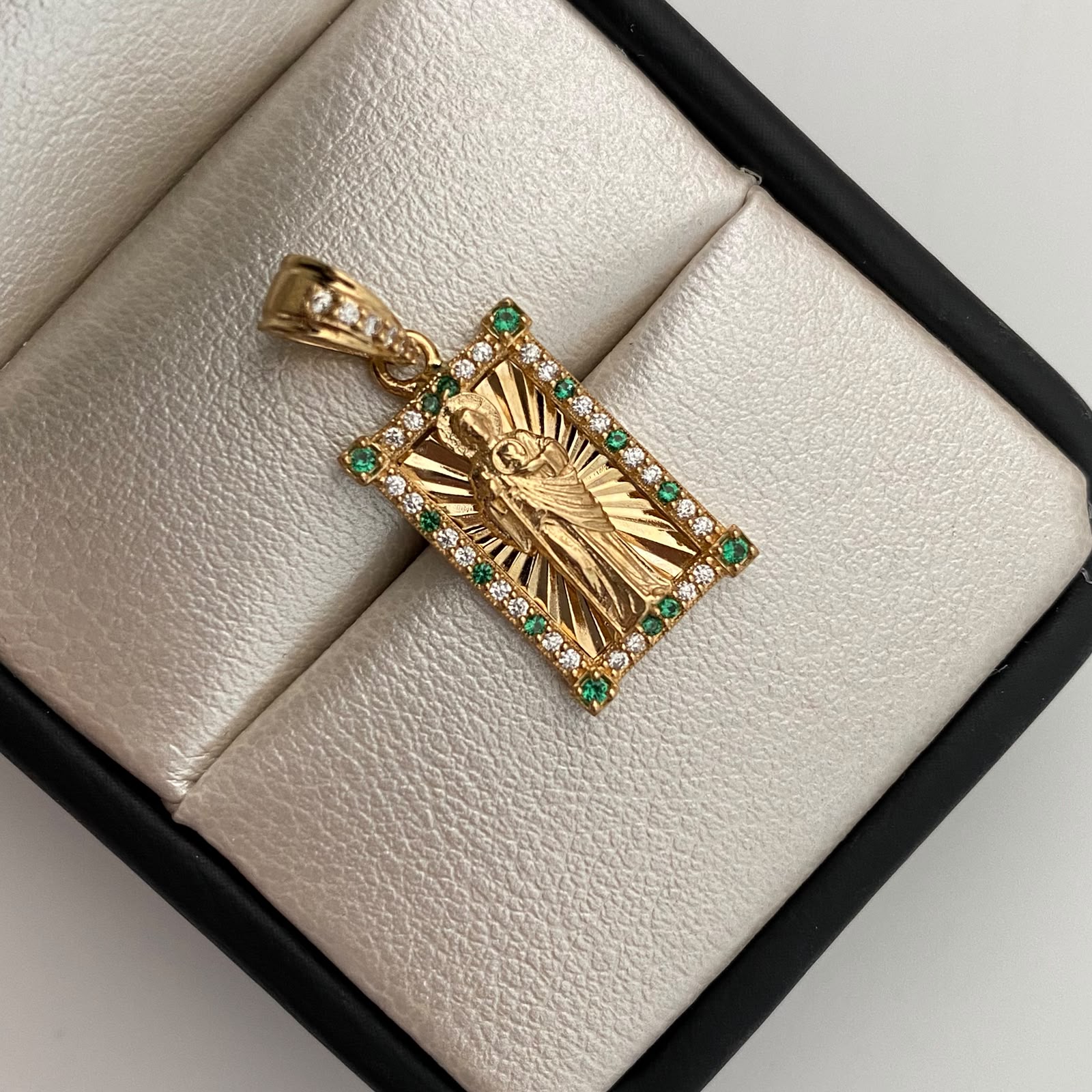 Dije Rectangula Casting Verde y Blanco San Judas Oro amarillo 18k 3,25 Gr / 11,6 mm / 2,5 Cm