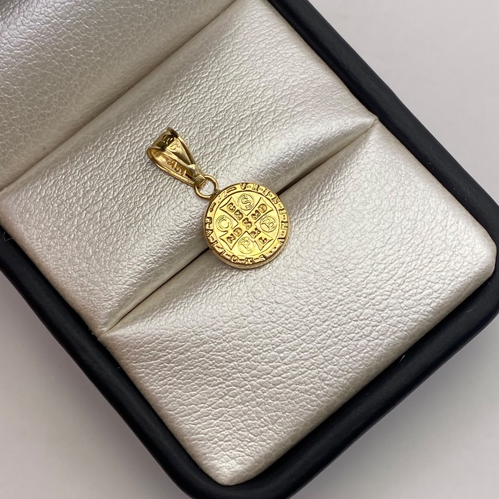 Dije San benito Oro amarillo 18k 0,55 Gr / 10,1 mm / 2 Cm