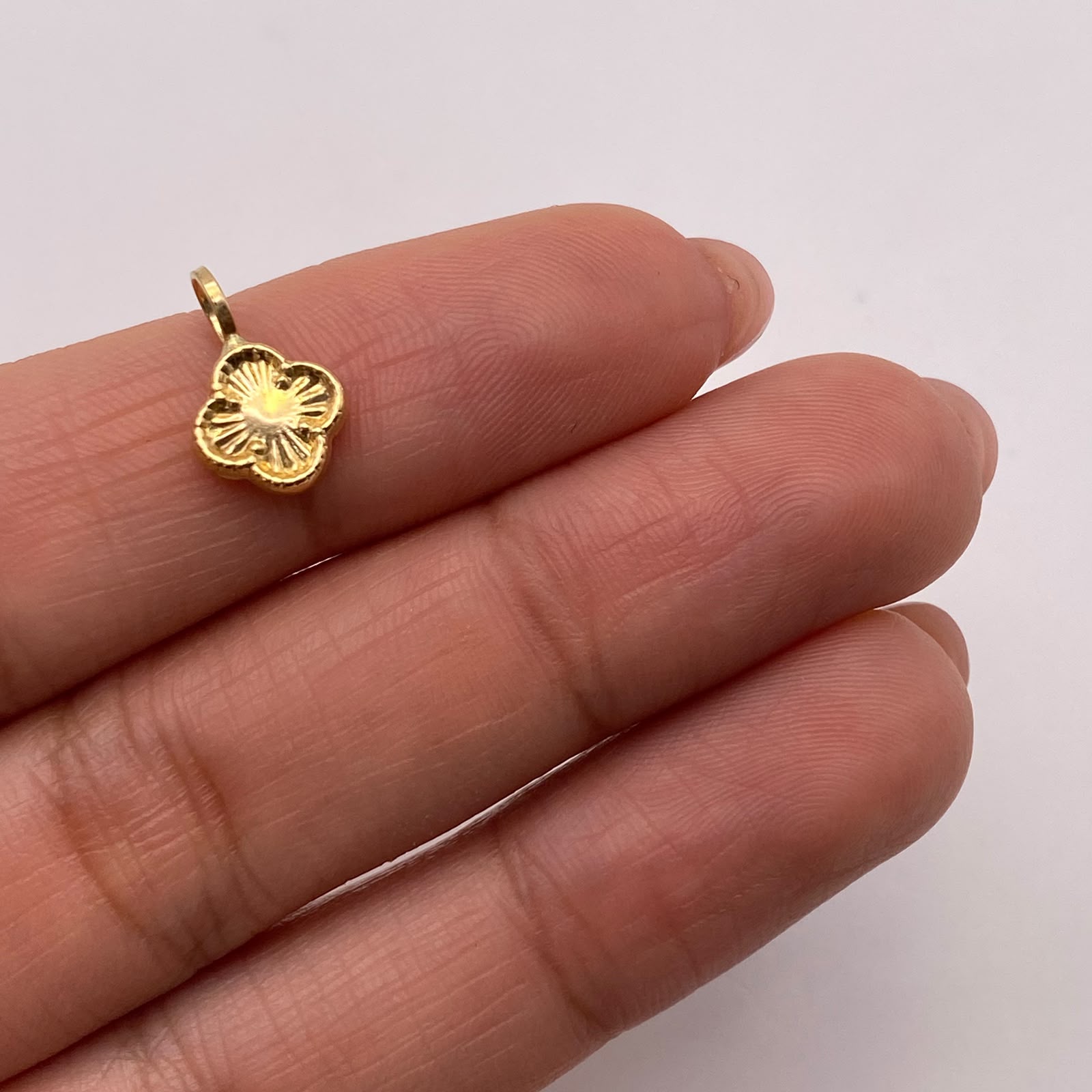 Dije Trebol diamantado Oro amarillo 18k 0,39 Gr / 8,2 mm / 1,3 Cm